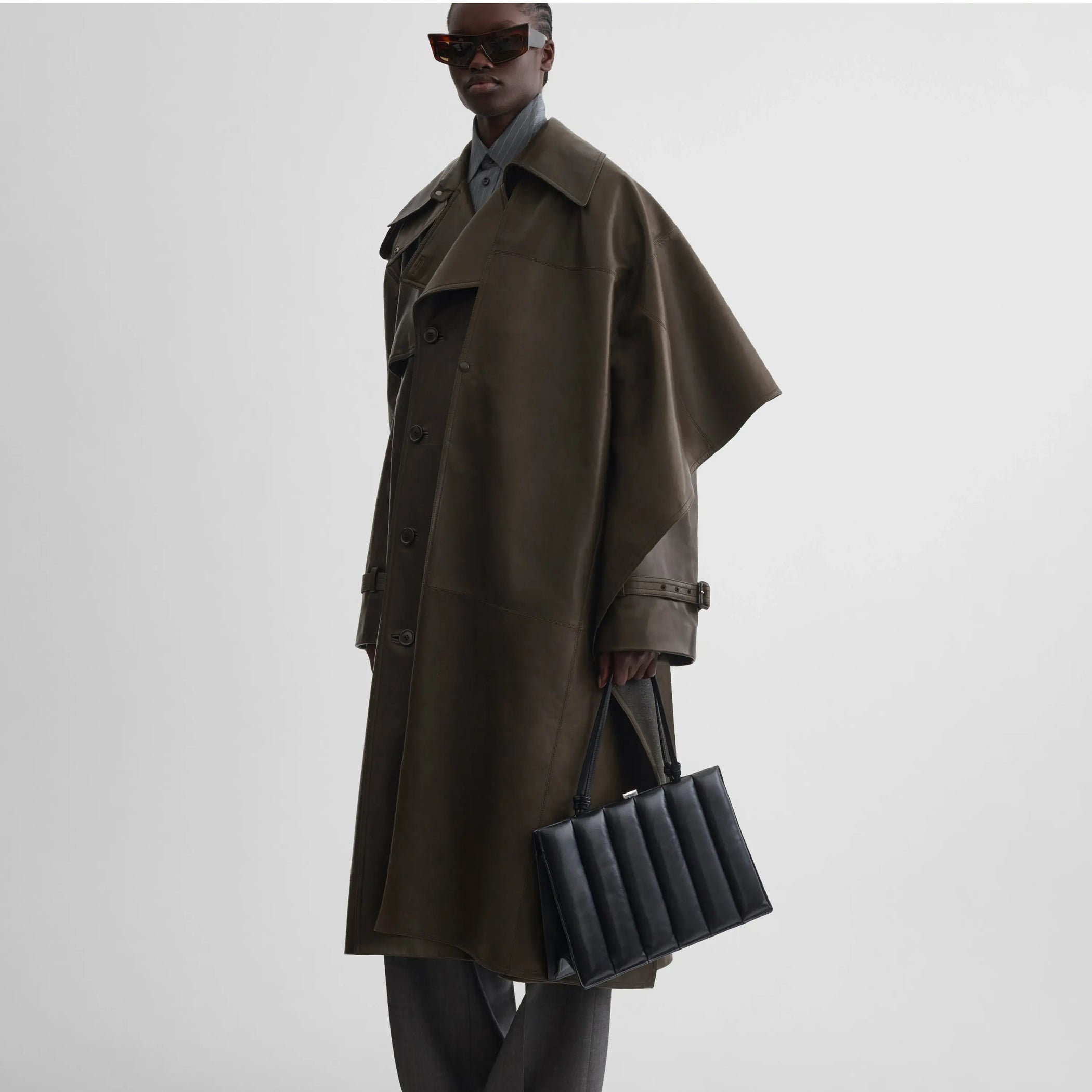 Model holding drive bag in black leather 