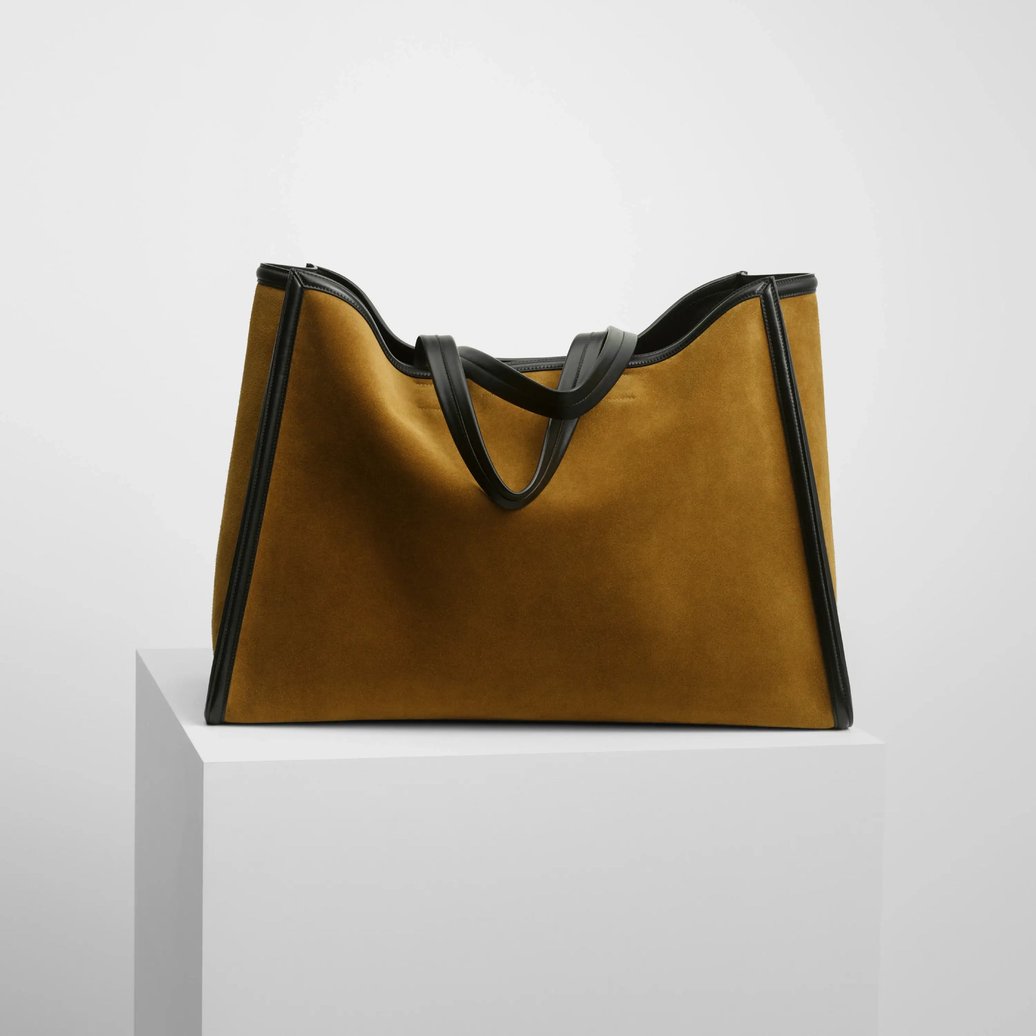 Front view of XL cabas in toffee suede