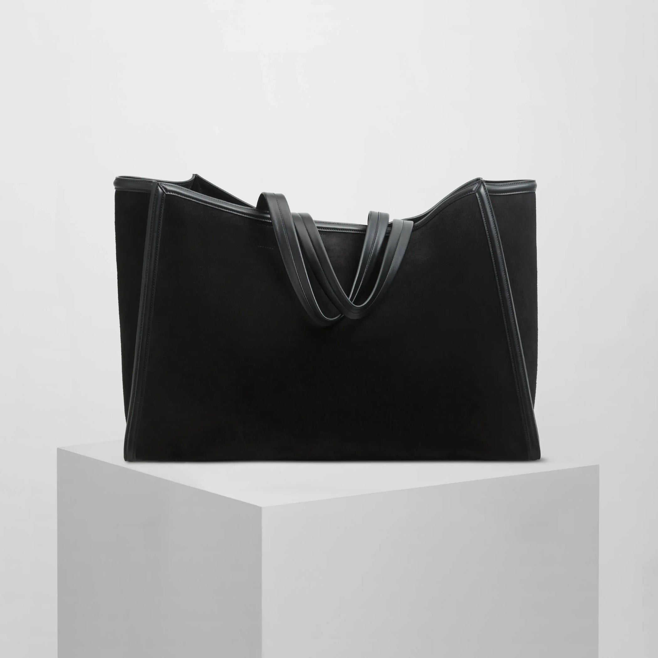Front view of XL cabas in black suede