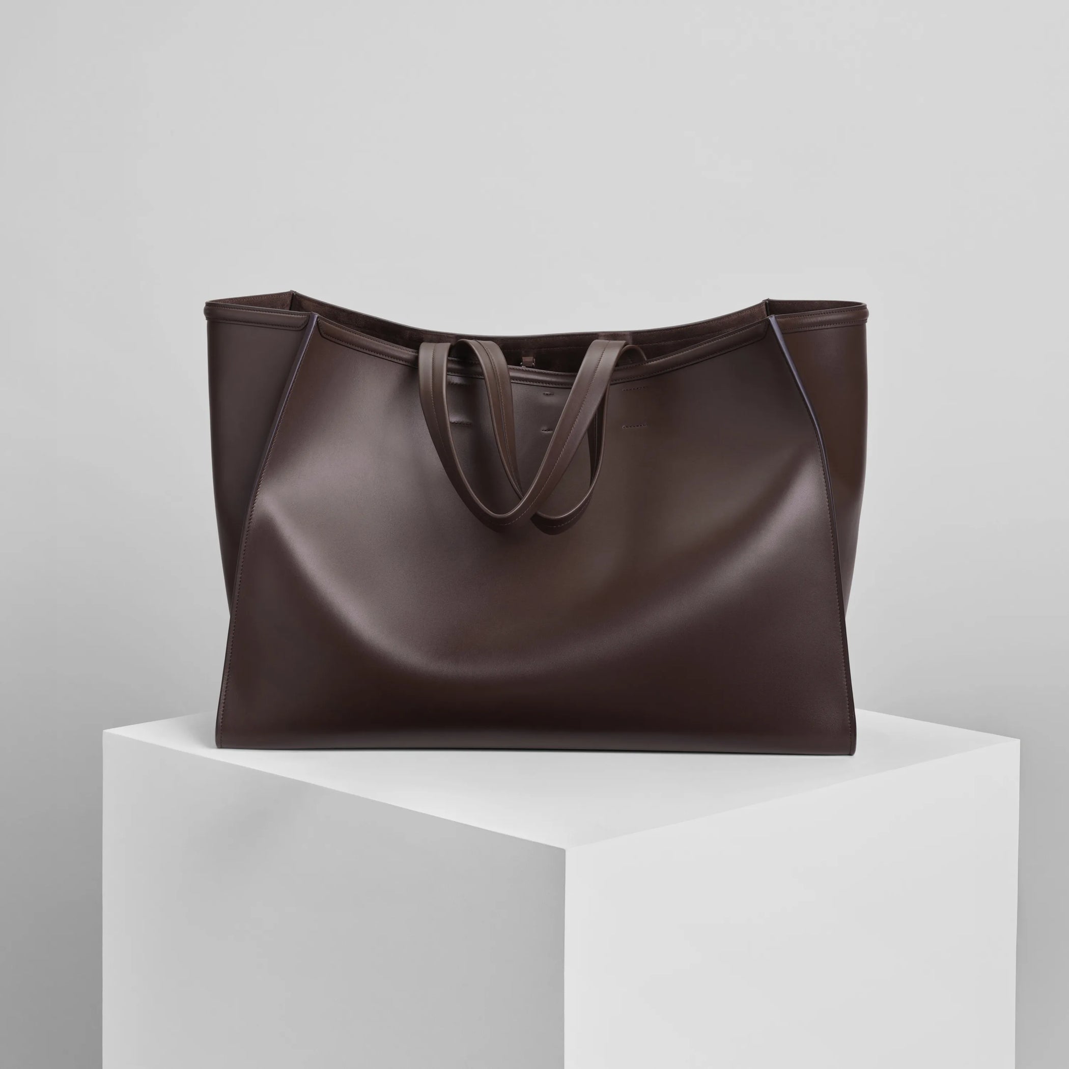 Front view of XL cabas in java brown leather.