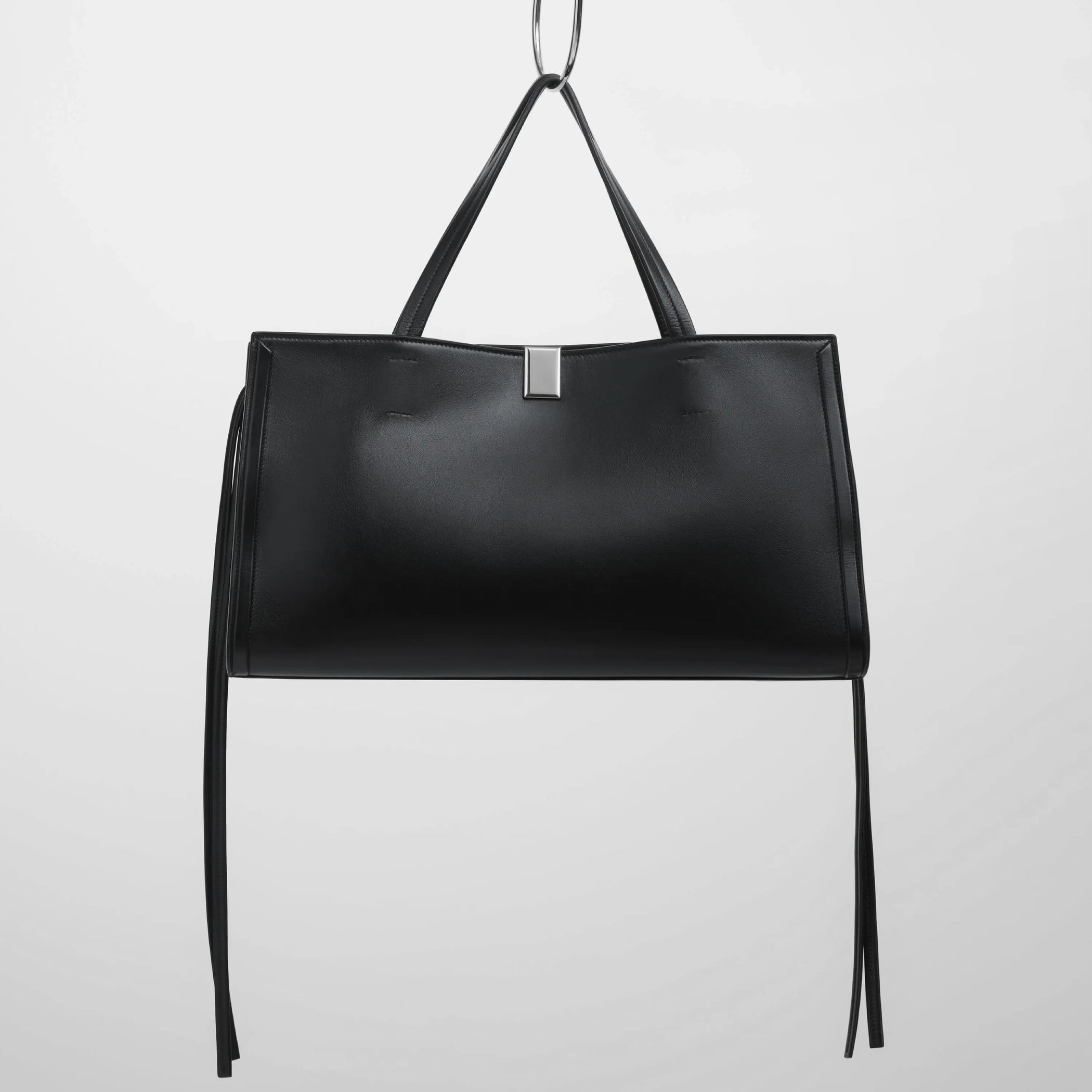 Front view of medium kit cabas in black leather.