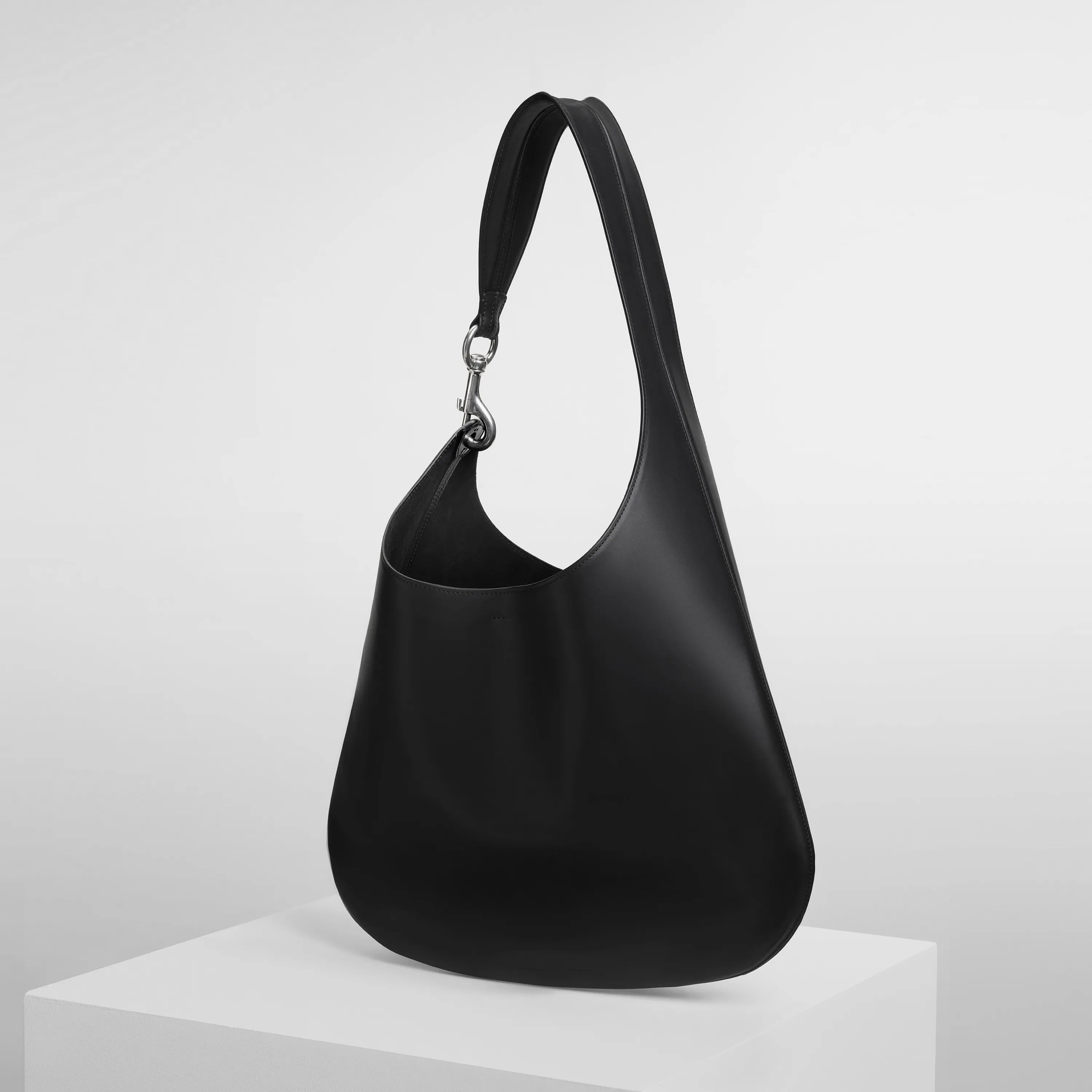 【魅力的アイテム!】PHOEBE PHILO BEAN BAG ハンドバッグ PHOEBE PHILO | BEAN BAG | BLACK LEATHER WITH SILVER