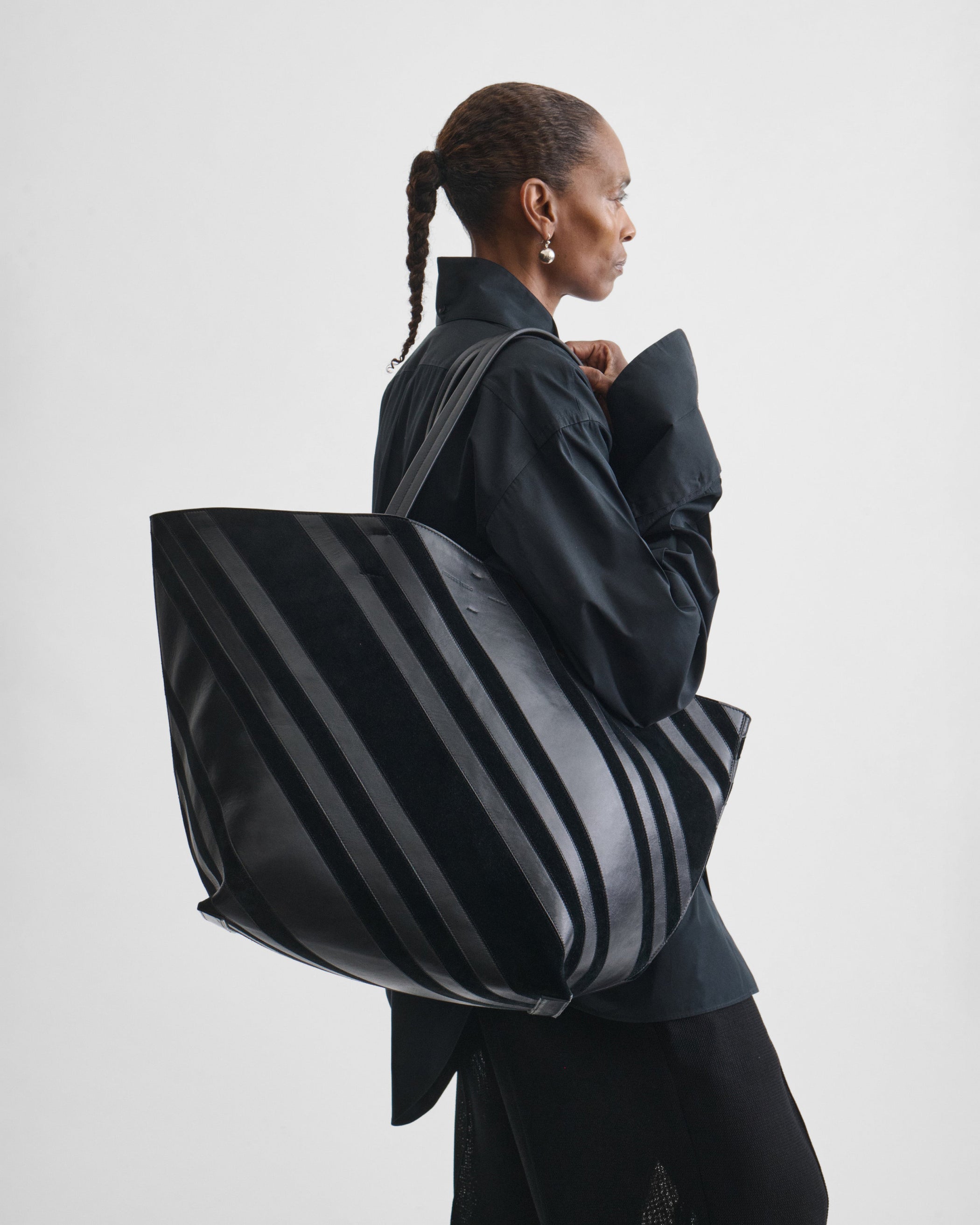 Side model view of of BASKET CABAS BAG in black leather and suede