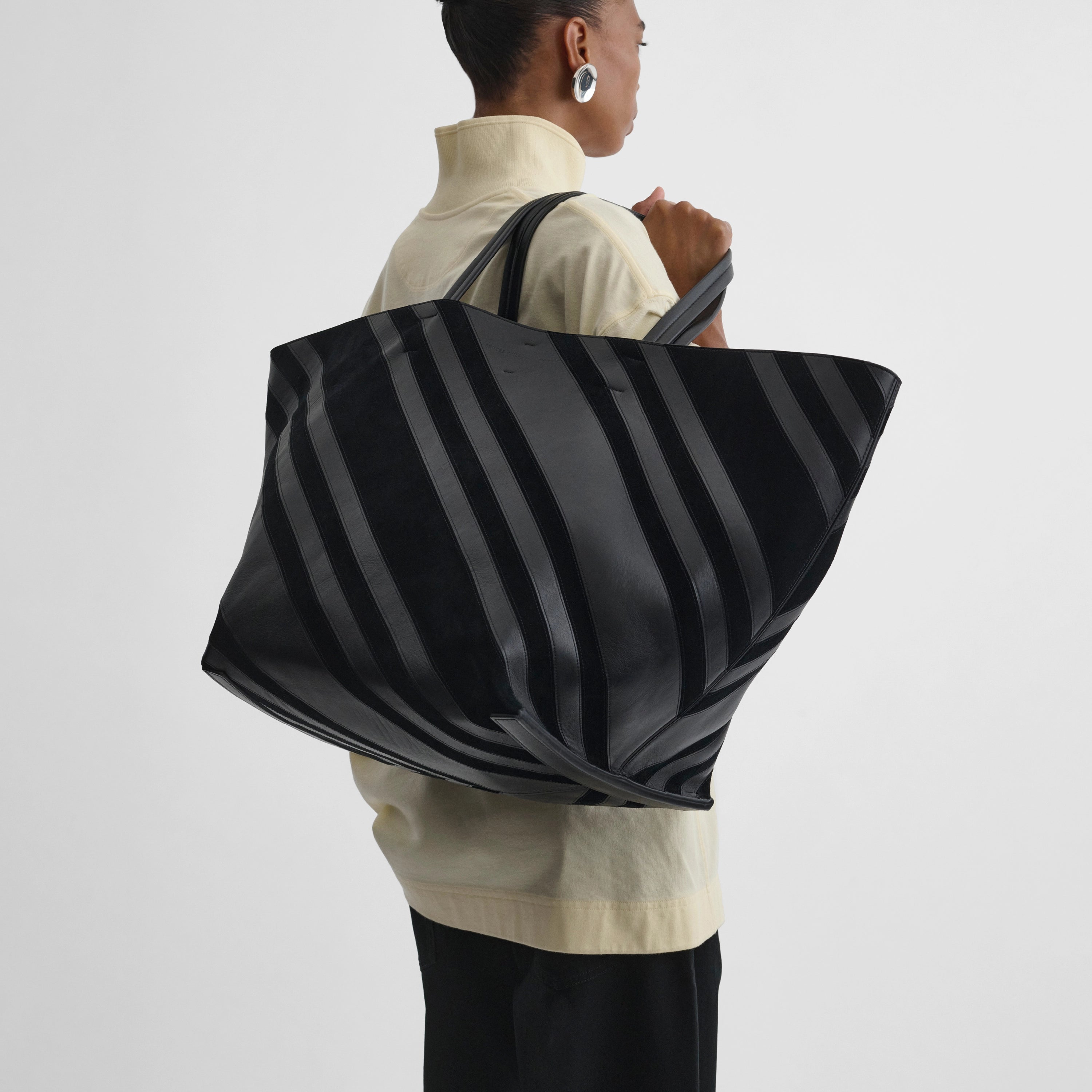 大人気【PHOEBE PHILO】バスケット カバ ブラック レザー PHOEBE PHILO | BASKET CABAS | BLACK LEATHER AND SUEDE WITH