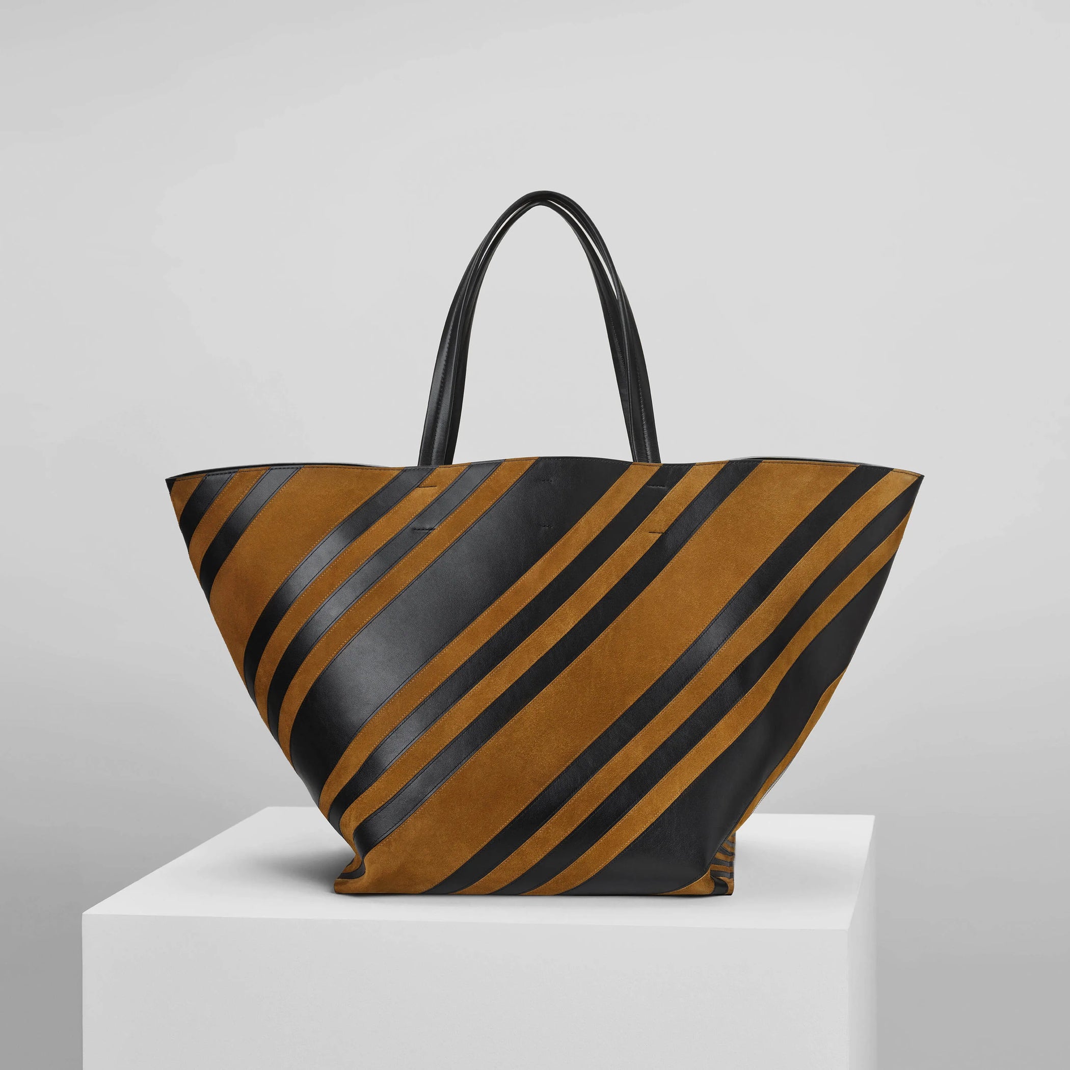 Front view of basket cabas in suede black-toffee.