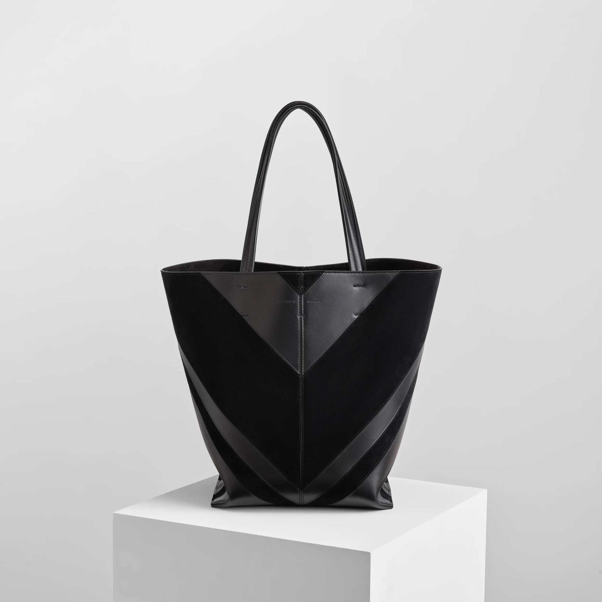 Front view of pot cabas in black suede leather
