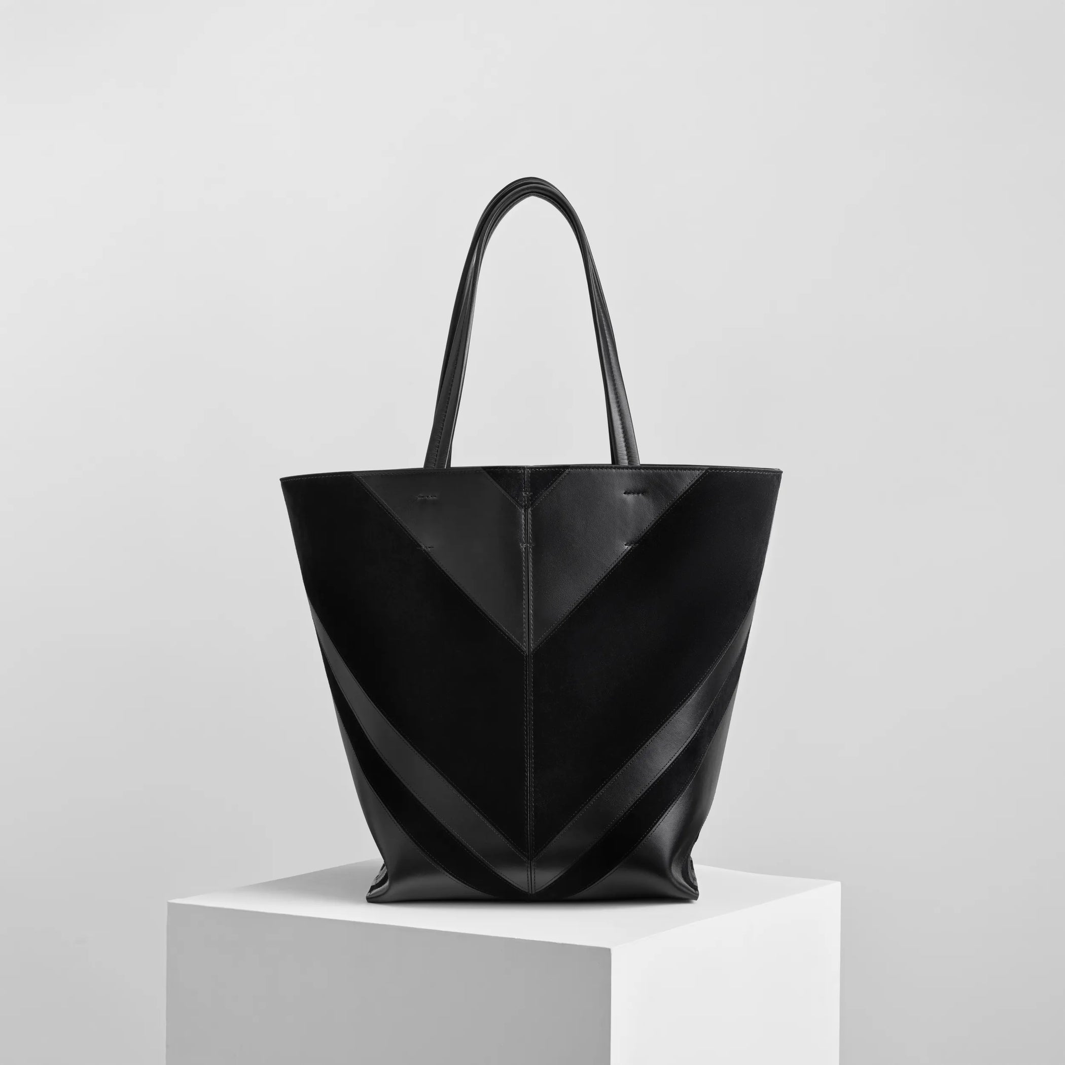 Back view of pot cabas in black suede leather