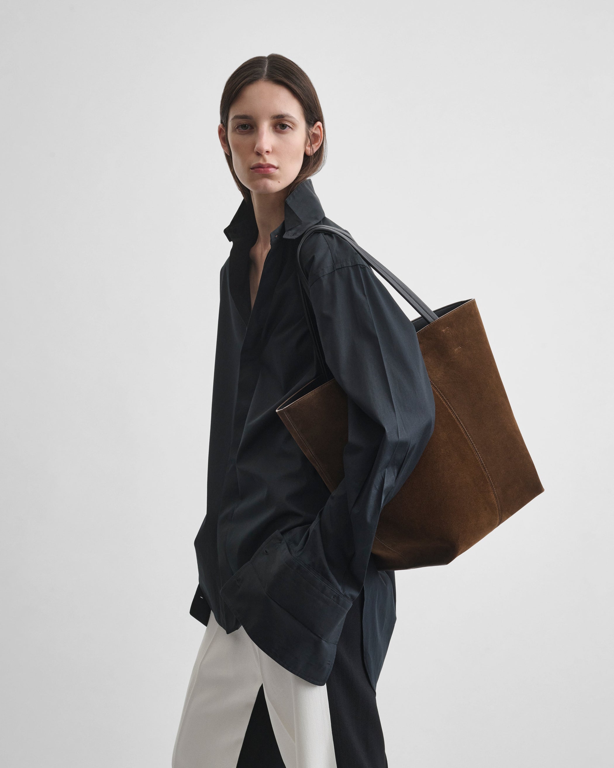 Side close up view of model wearing the POT CABAS in army suede leather