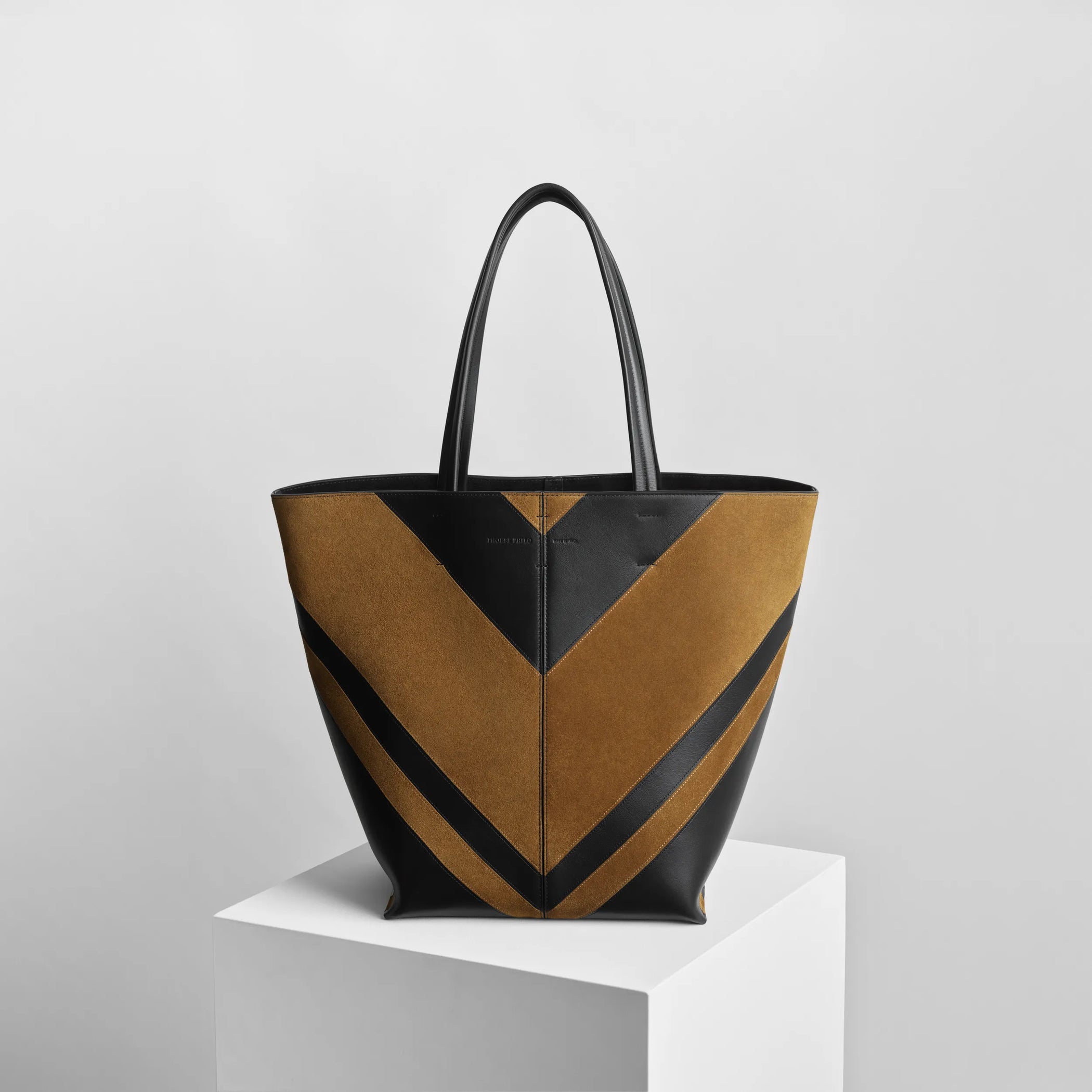 Front view of pot cabas in black toffee leather and suede