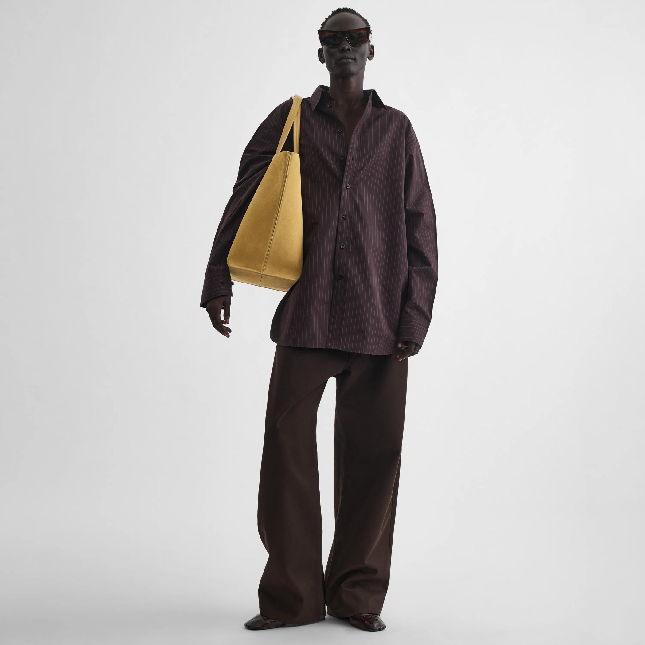 Front view model carrying the pot cabas in corn yellow 