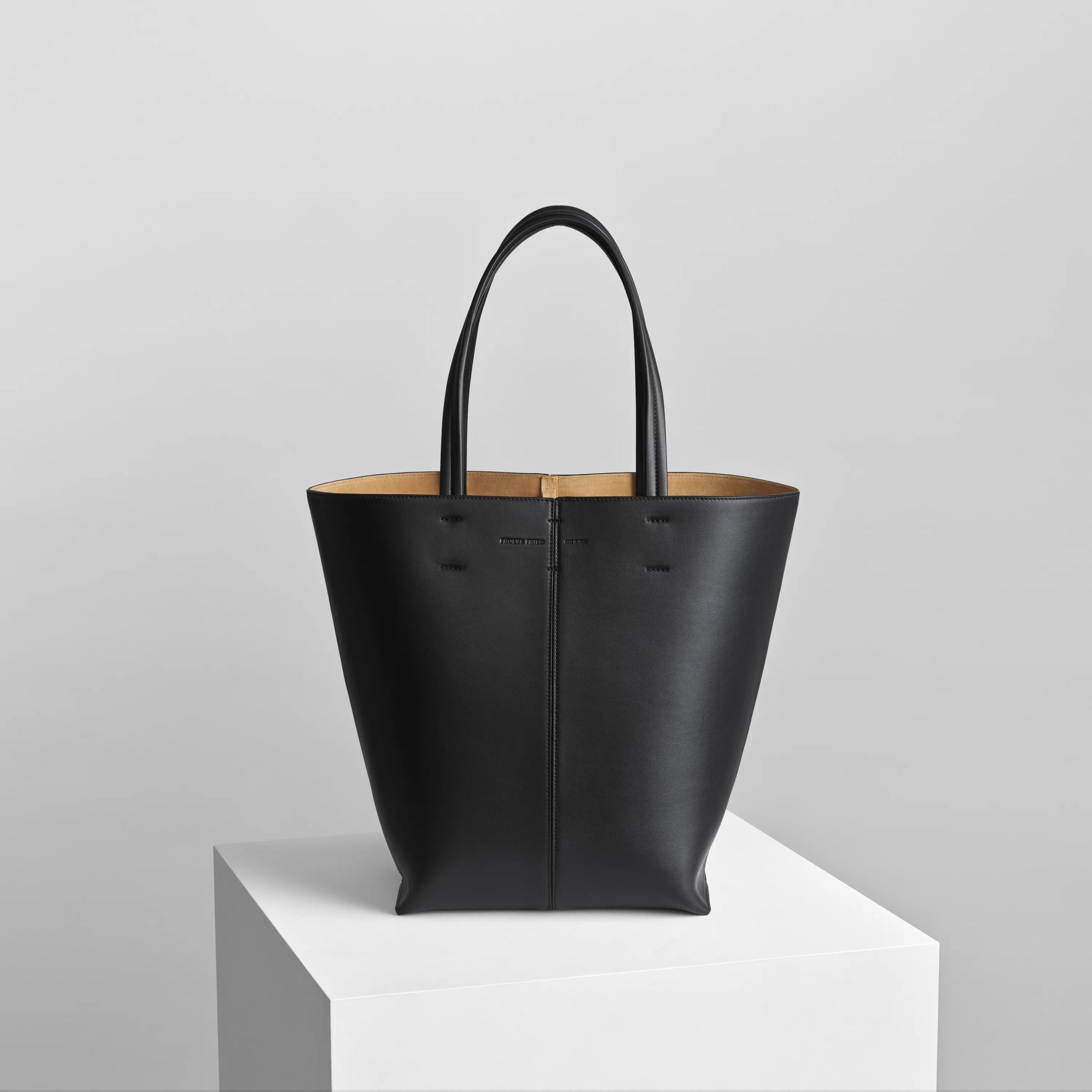 Front view of pot cabas in black