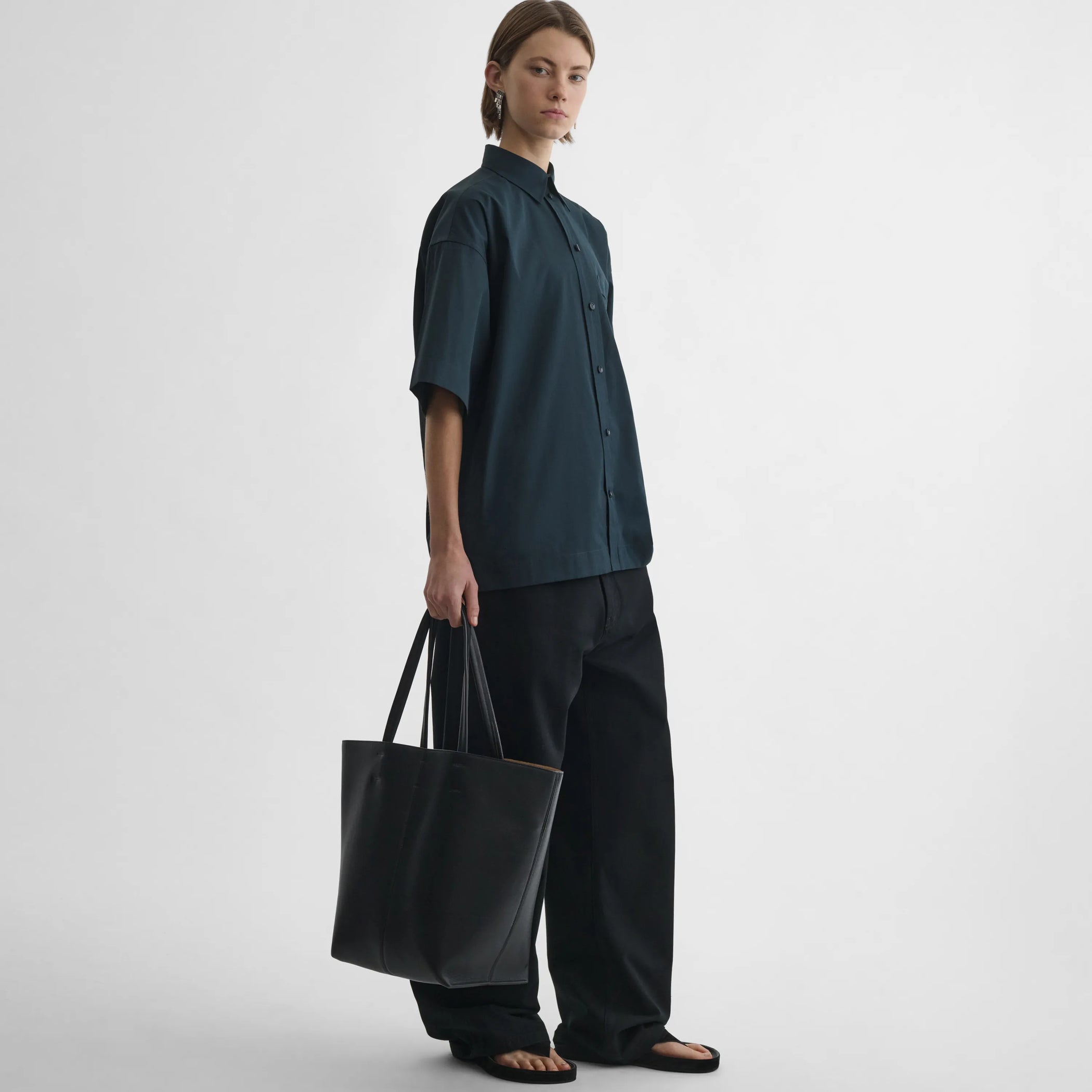 Front view of model holding the pot cabas in black 