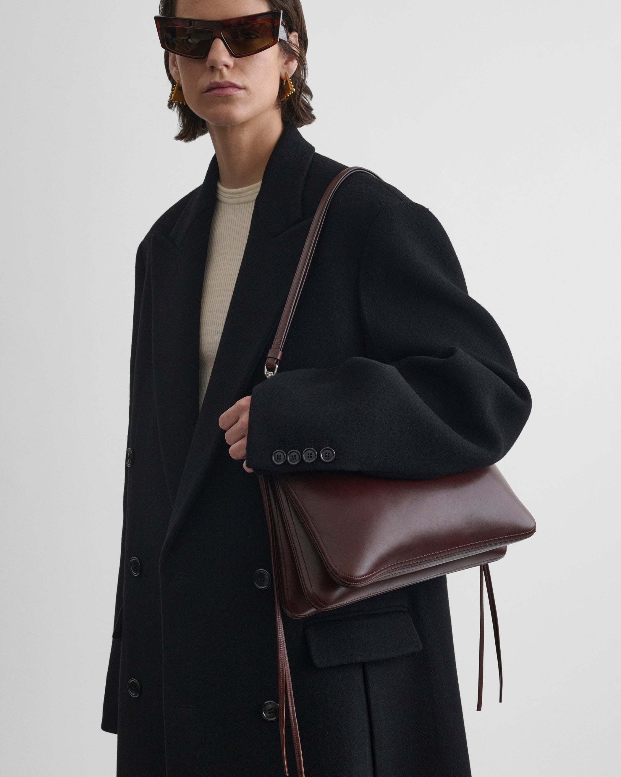 Model wearing GIG BAG in cognac leather