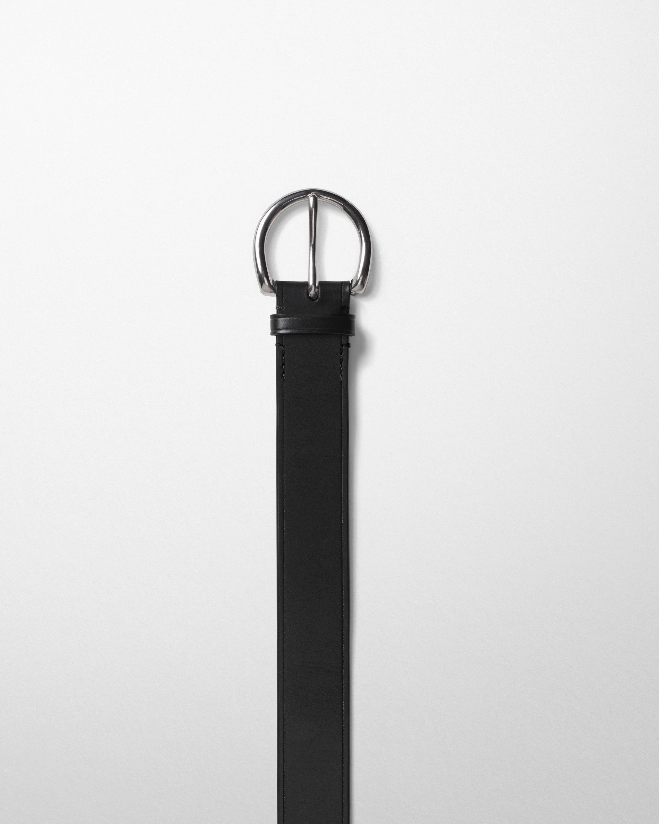 Detail view of ROUND BUCKLE BELT 40MM in black leather with silver