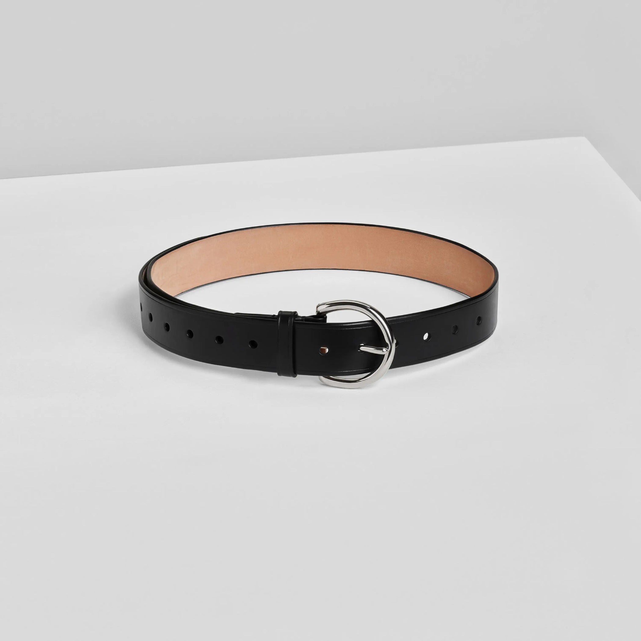 Flat view of round buckle belt in black calf leather. 