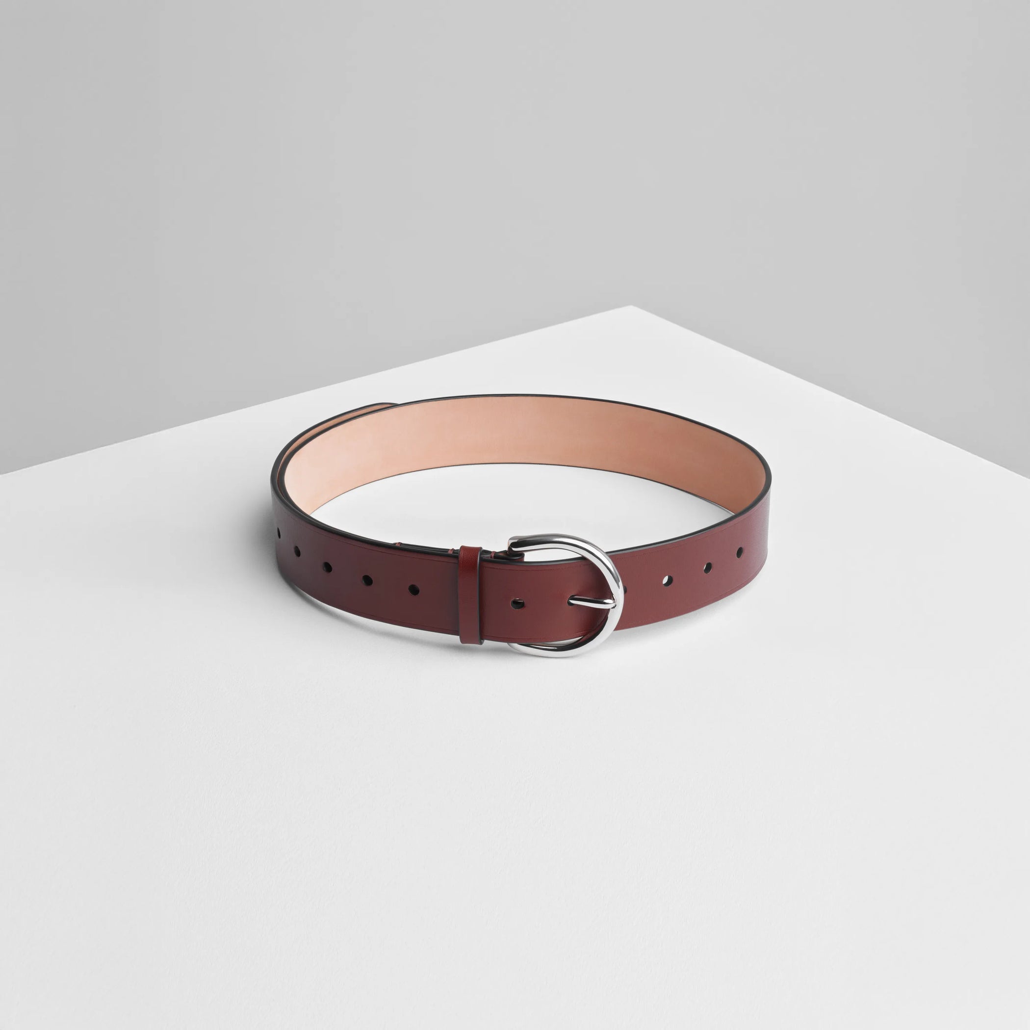 Round Buckle Belt 25mm in cognac. 