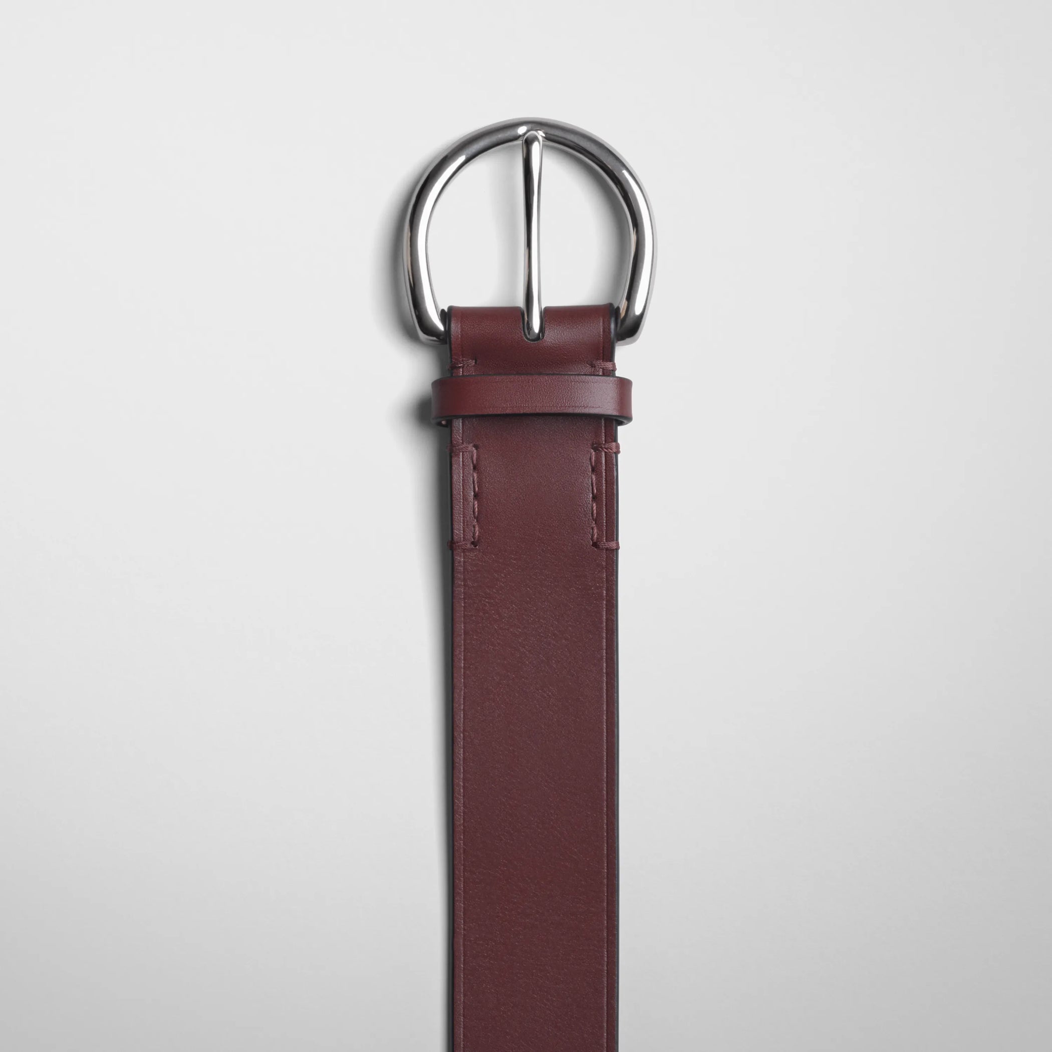 Detailed view of Round Buckle Belt 25mm in cognac.