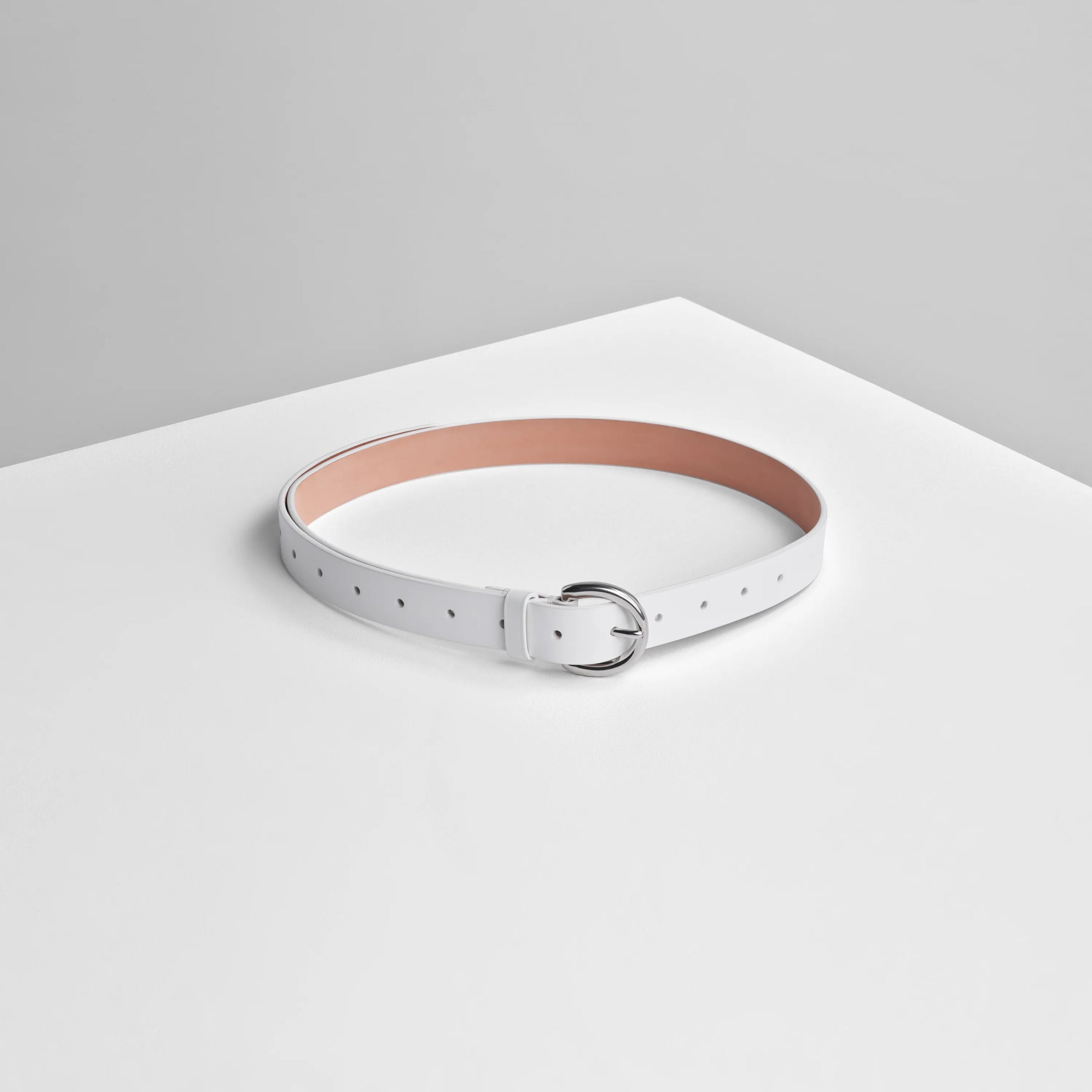 Round Buckle Belt 25mm in white. 