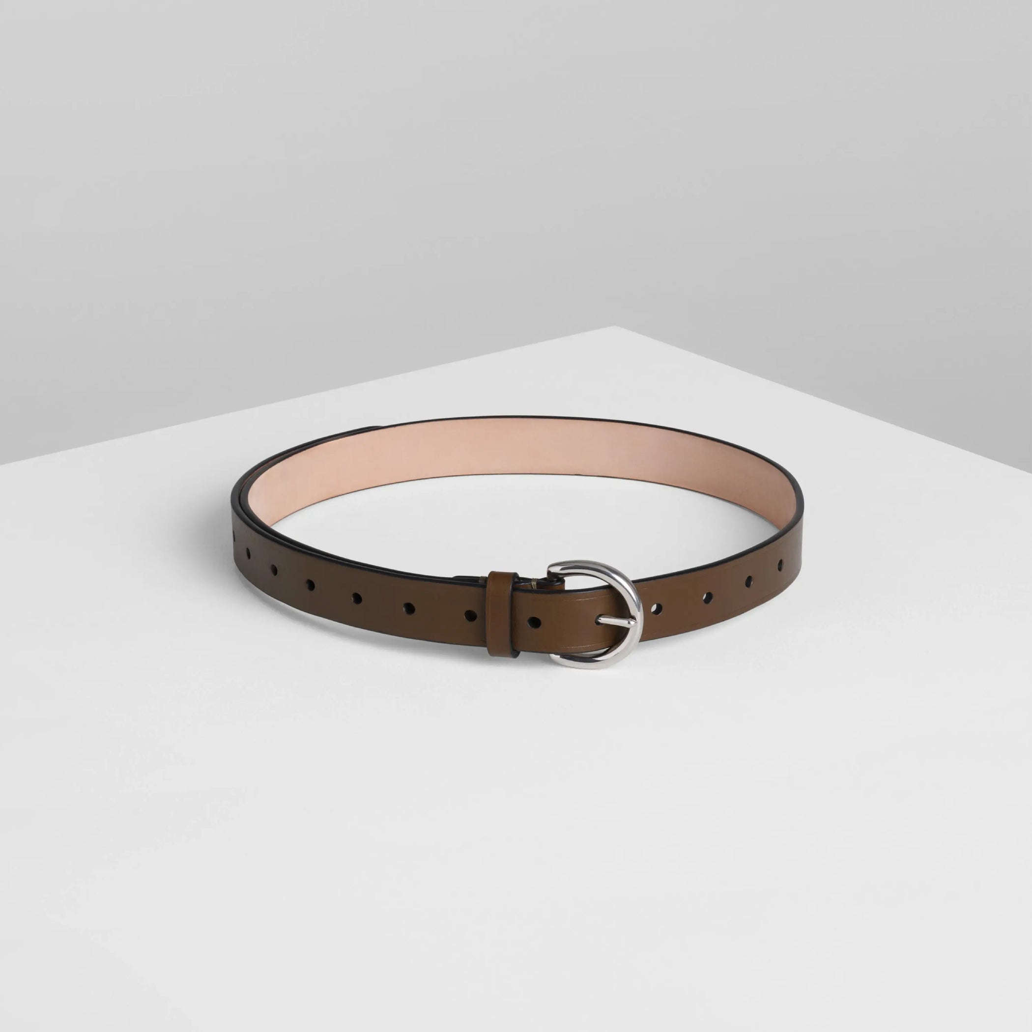 Front view of round buckle belt 25mm in laurel leather