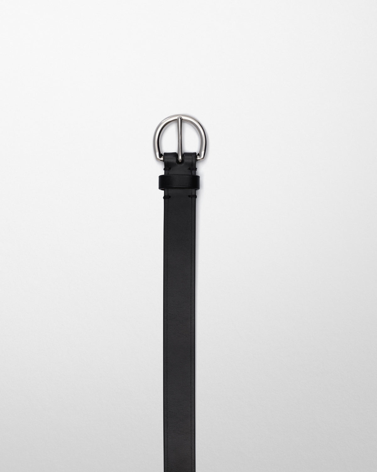 Detail view of ROUND BUCKLE BELT 25MM in black leather with silver