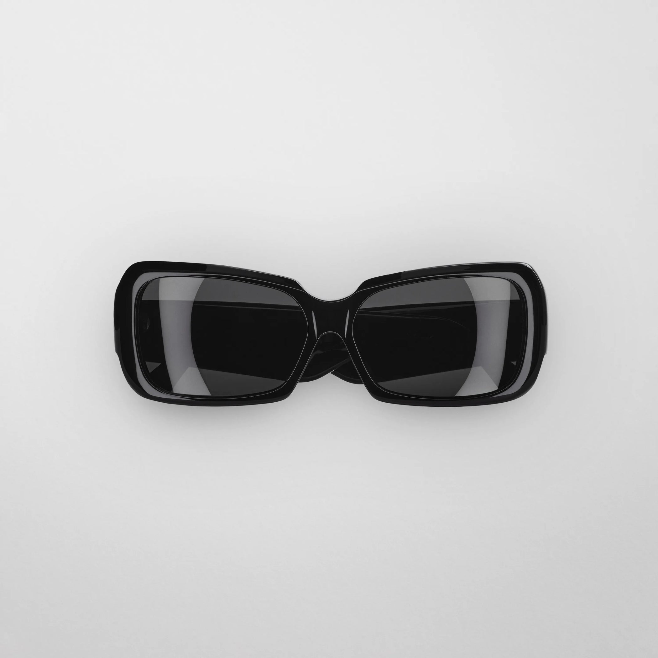 Front view of score sunglasses in black