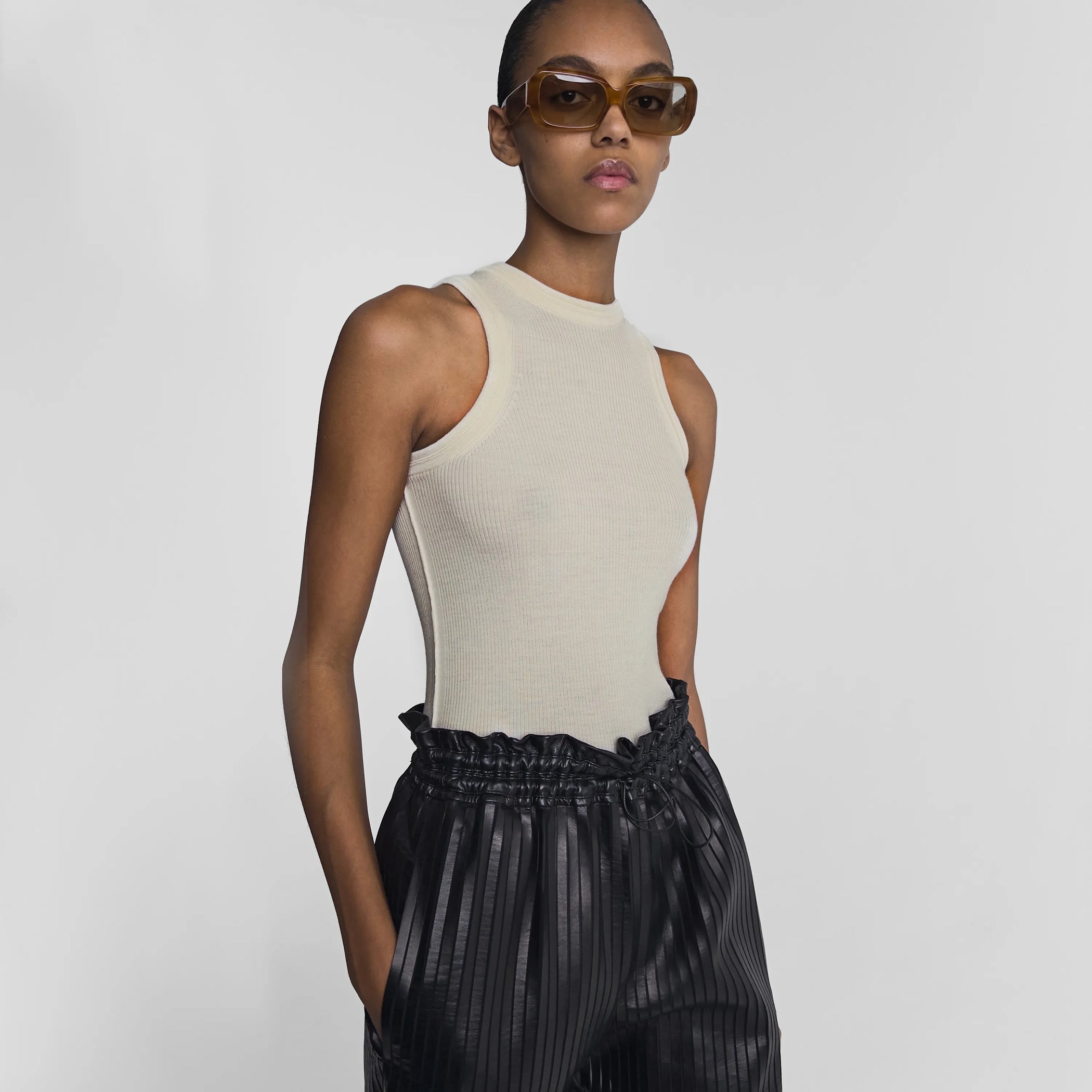Front view of model wearing score sunglasses in tortoiseshell. 