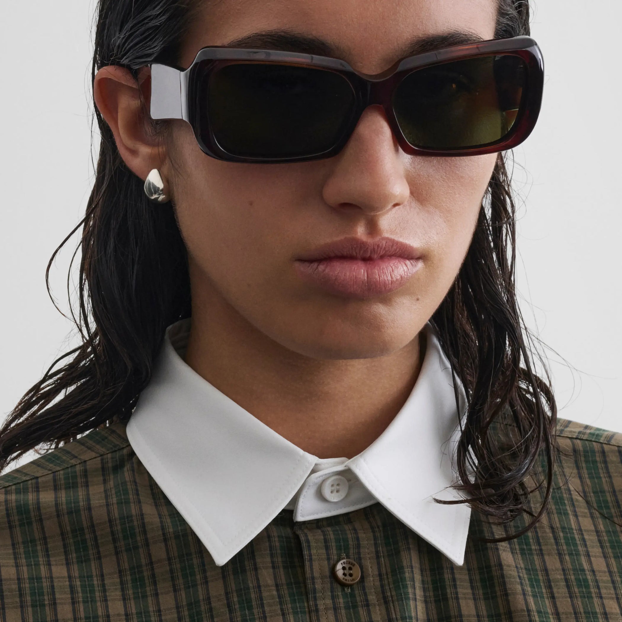 Model wearing score sunglasses in brown tortoisehell 
