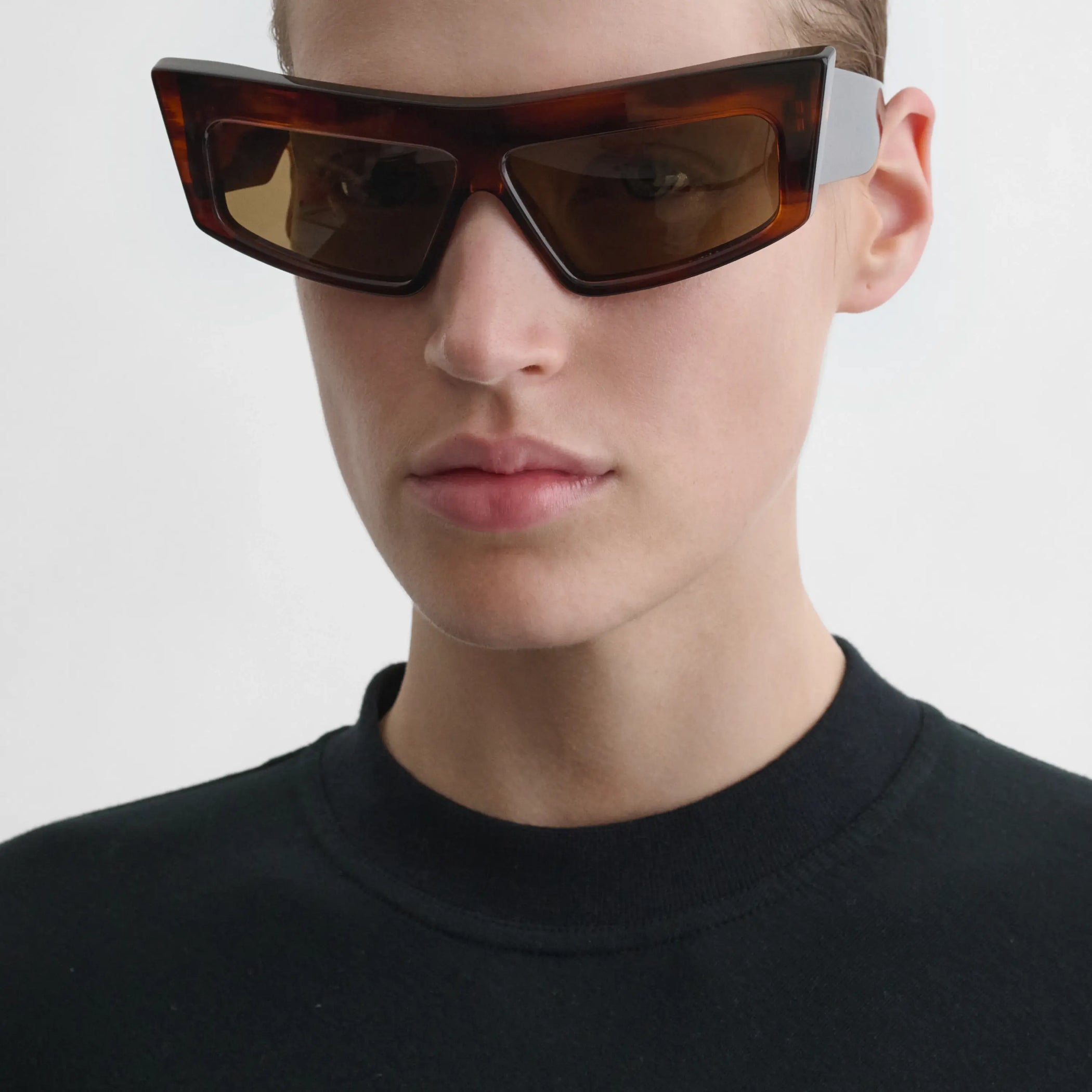 Front view of model wearing cruise sunglasses in tawny tortoiseshell 