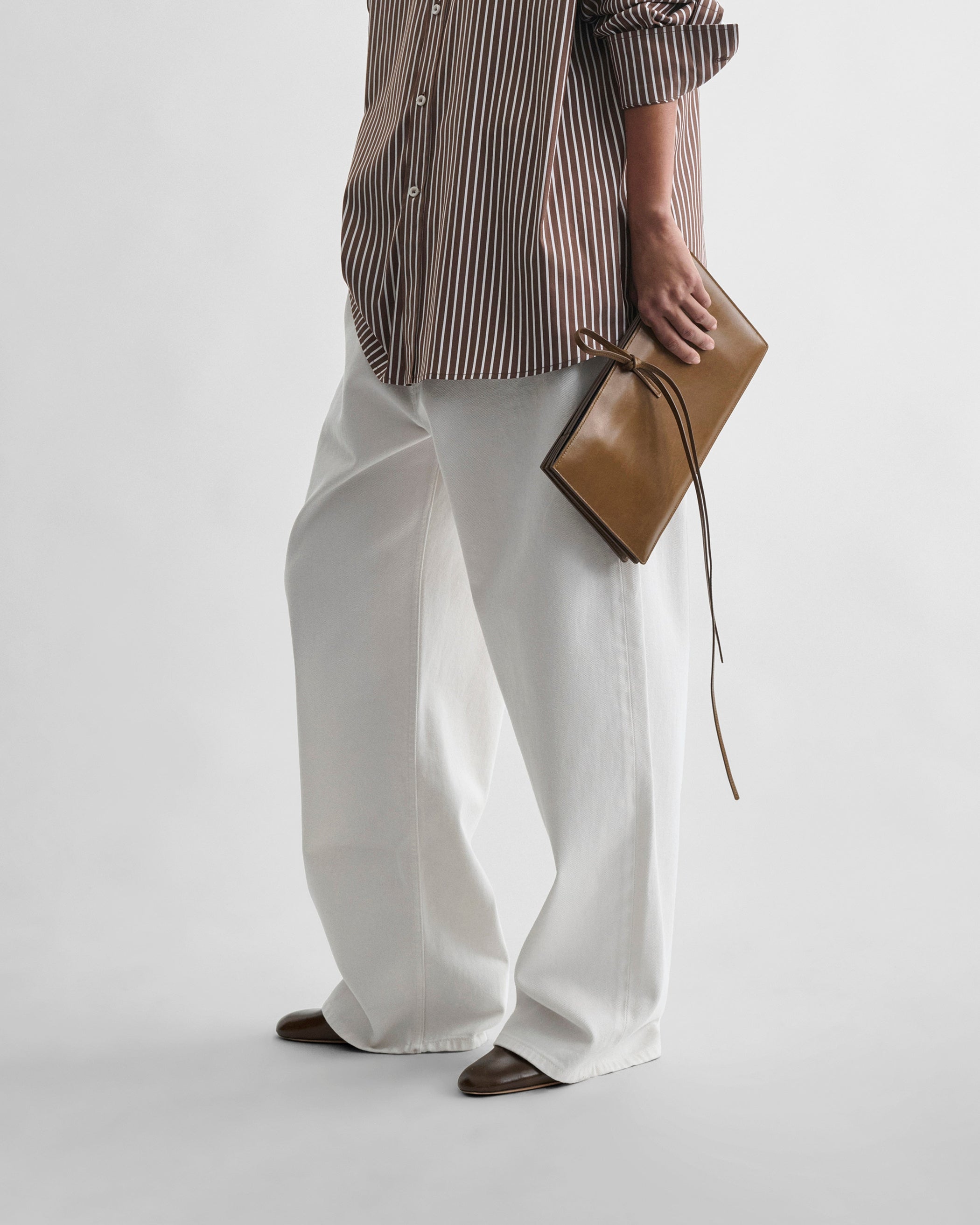 Side view of model wearing DROP JEANS in chewing gum cotton