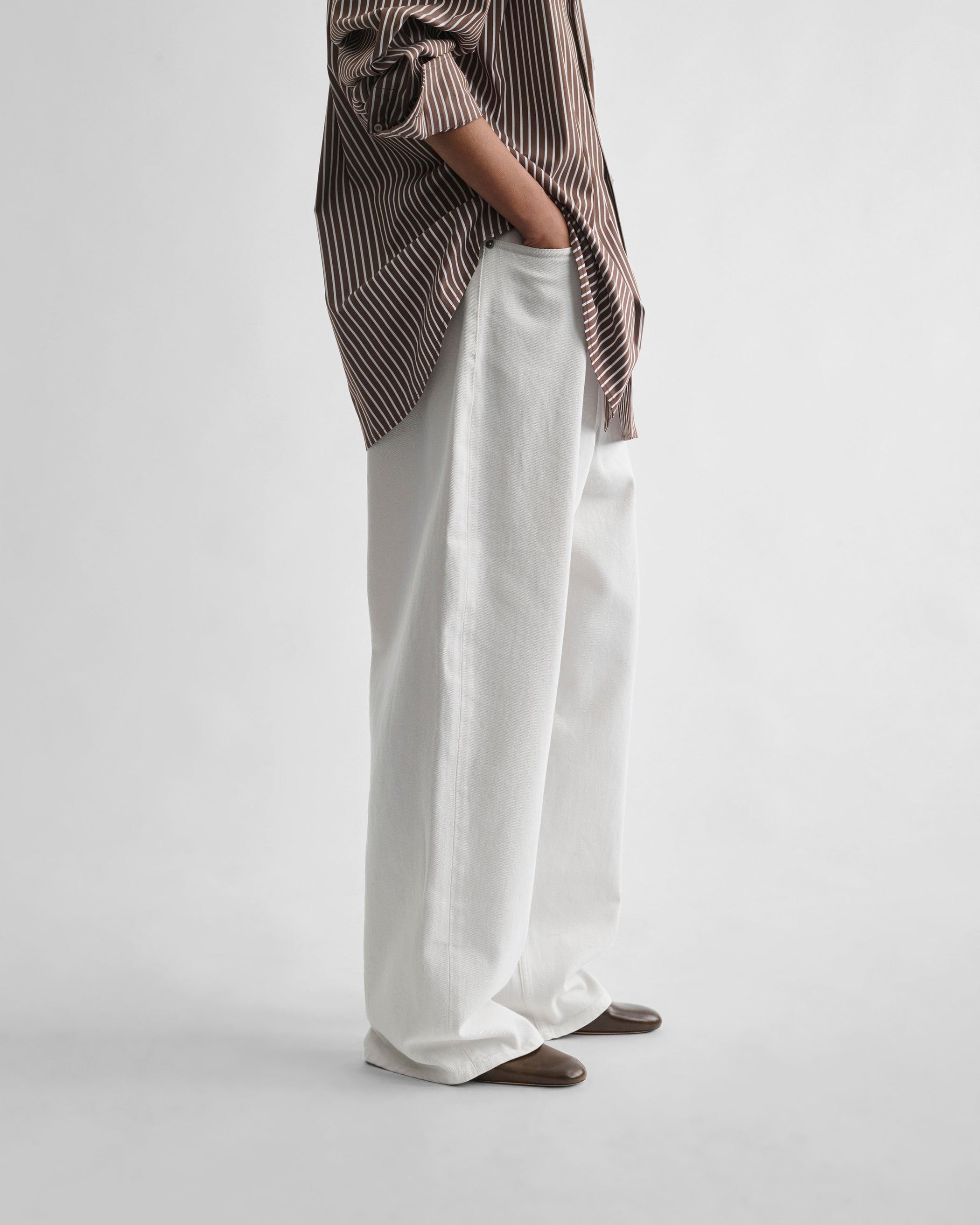 Side view of model wearing DROP JEANS in chewing gum cotton