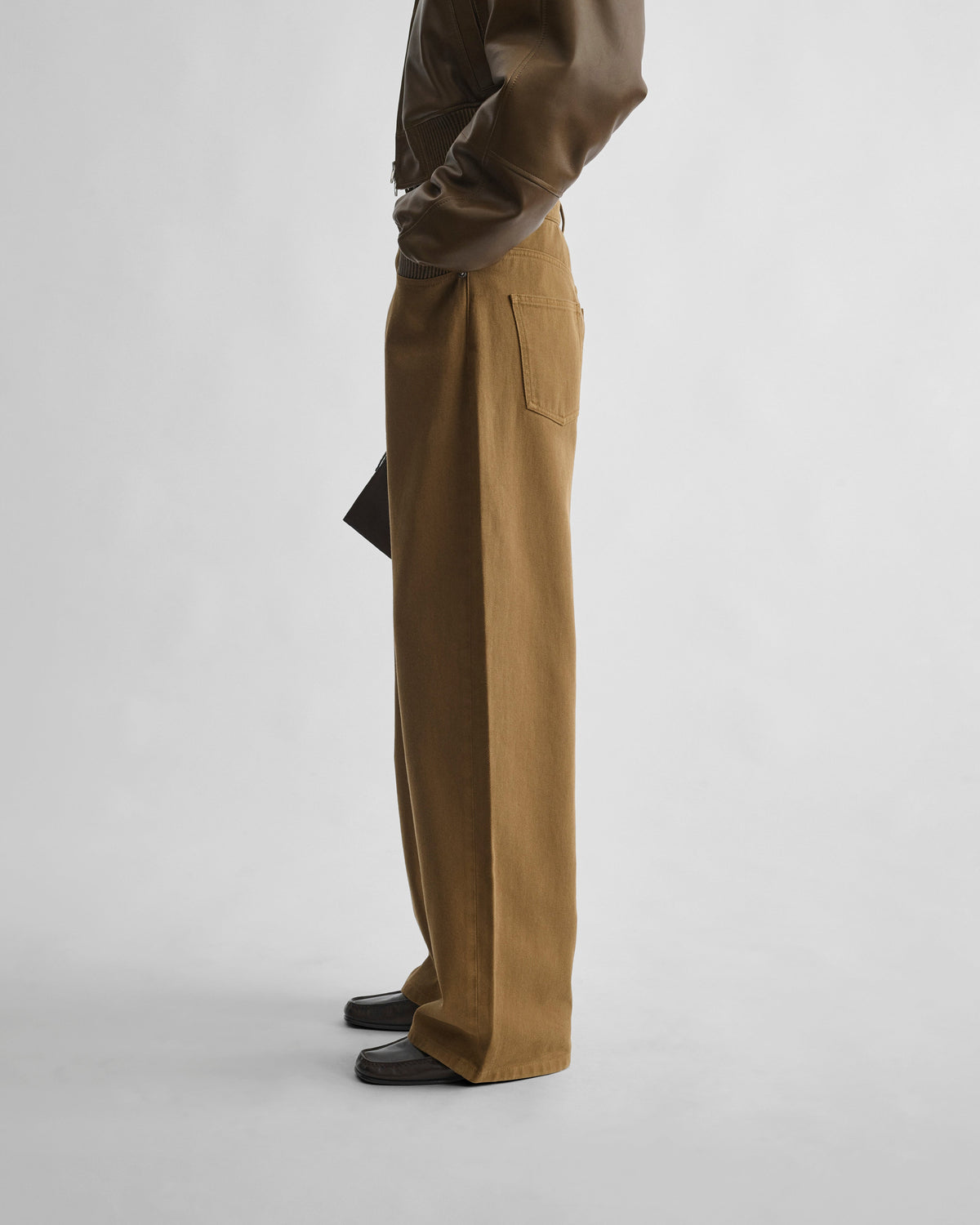 Side view of model wearing DROP JEANS in tobacco cotton