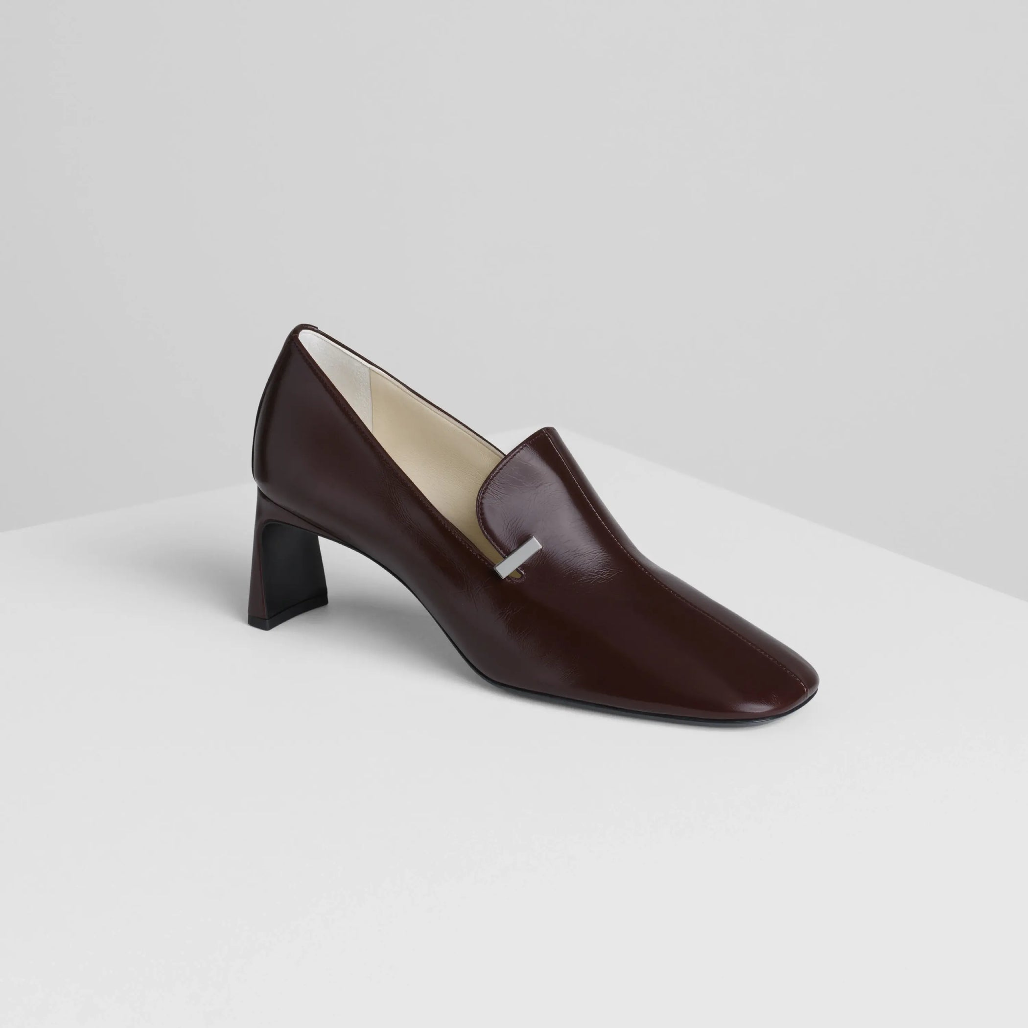 Angled view of club loafer 60 in shiny calf oxblood 