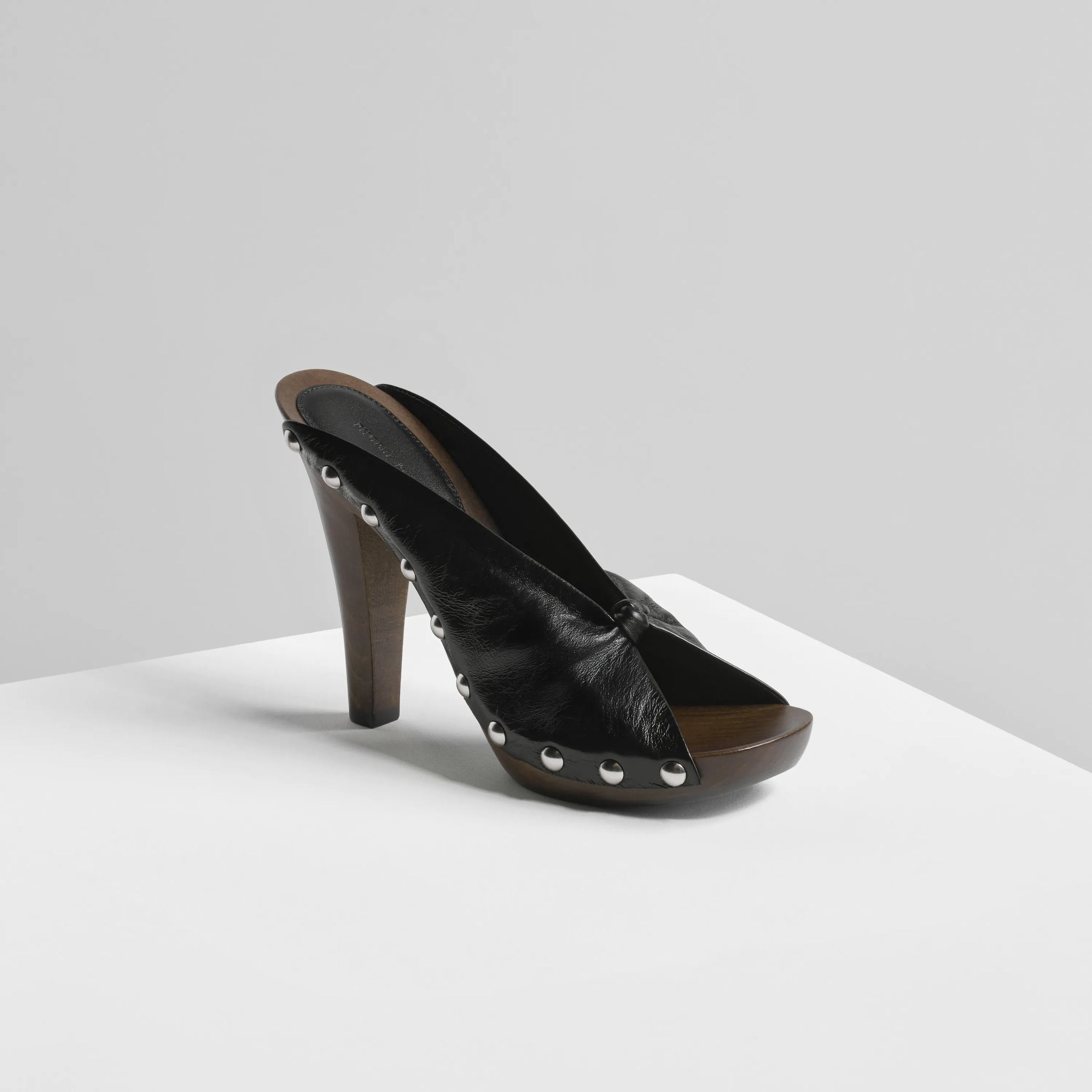 Angled view of the knot clog in black 