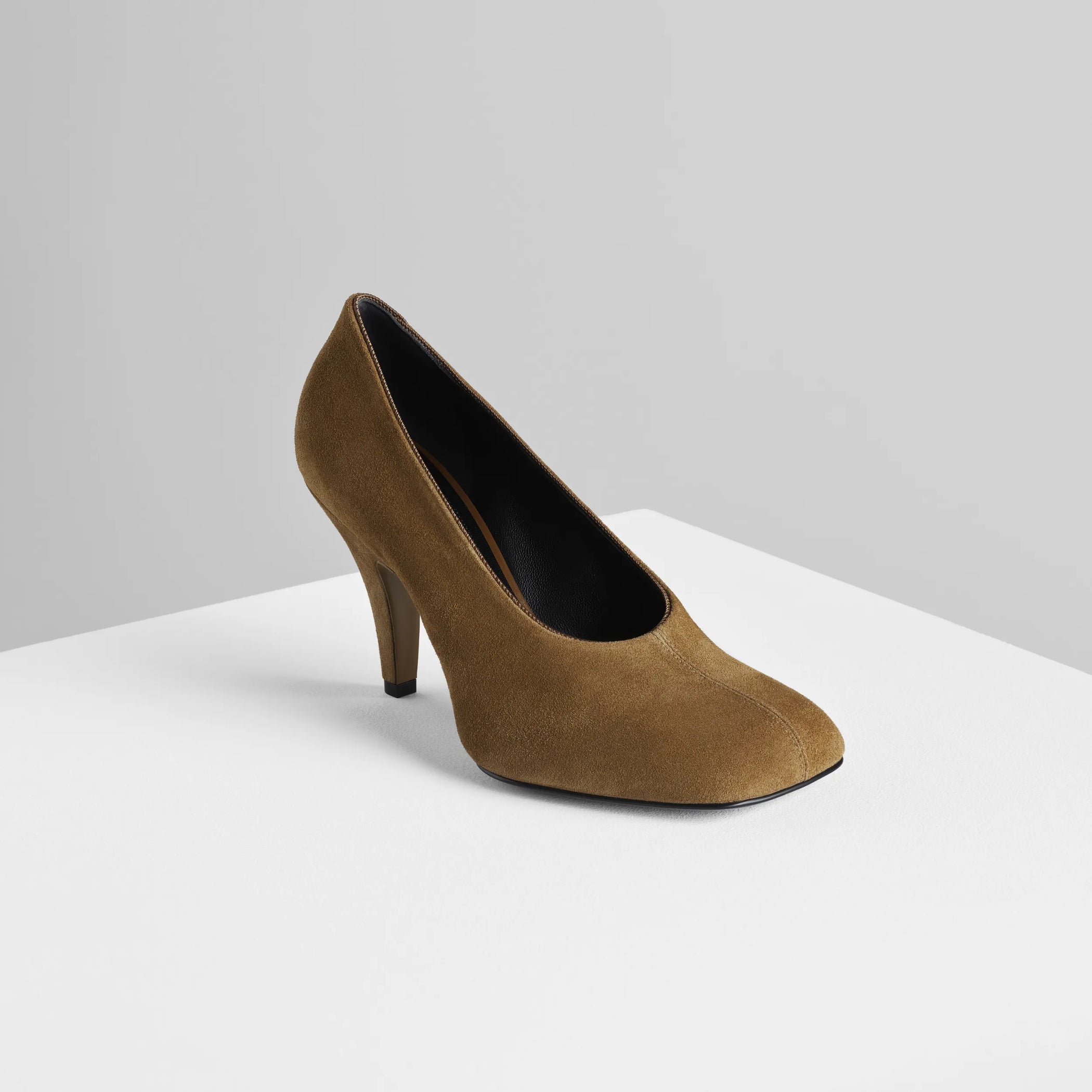 Angled view of soft pump 90 in caramel suede leather.