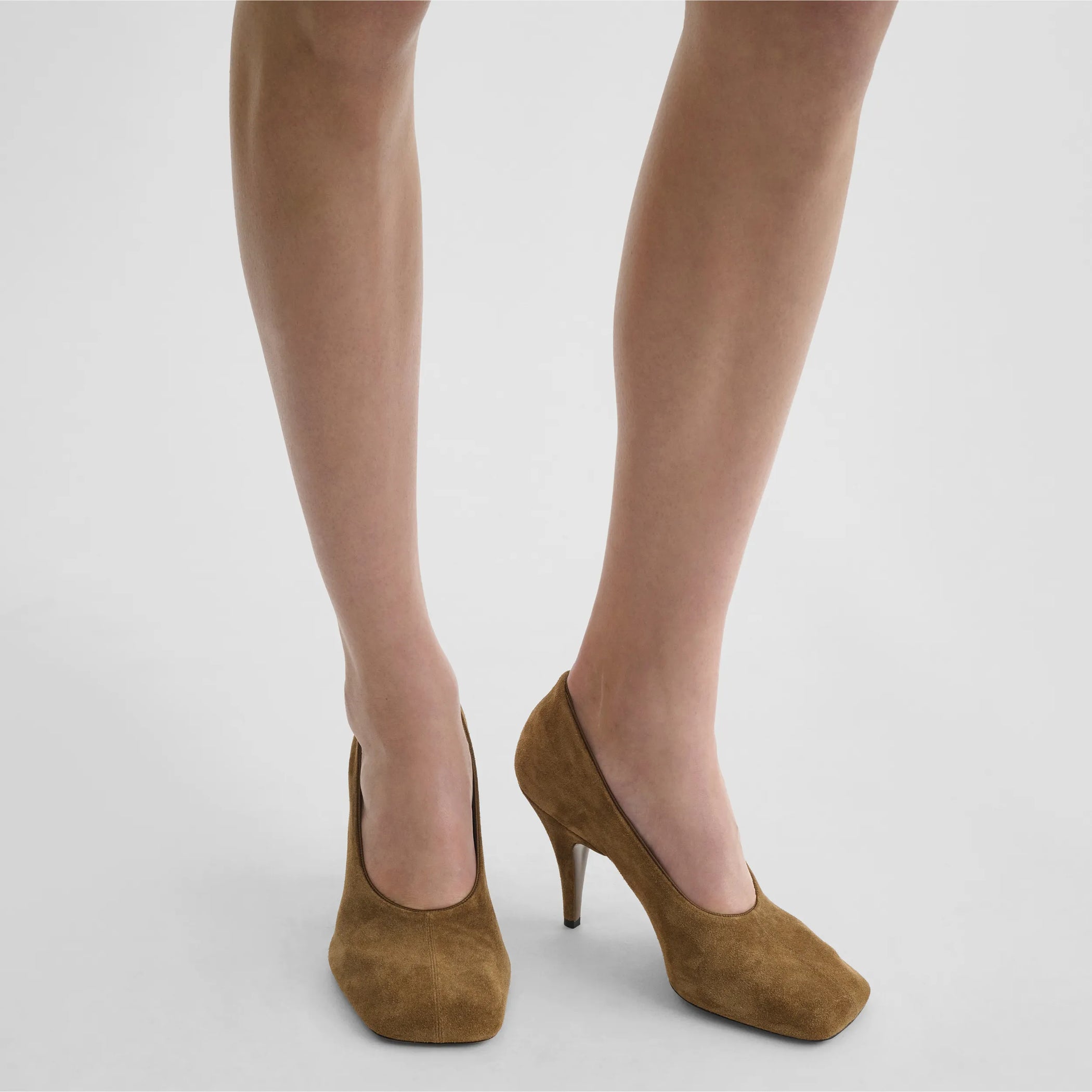 Front view of model wearing soft pump 90 in caramel suede leather.