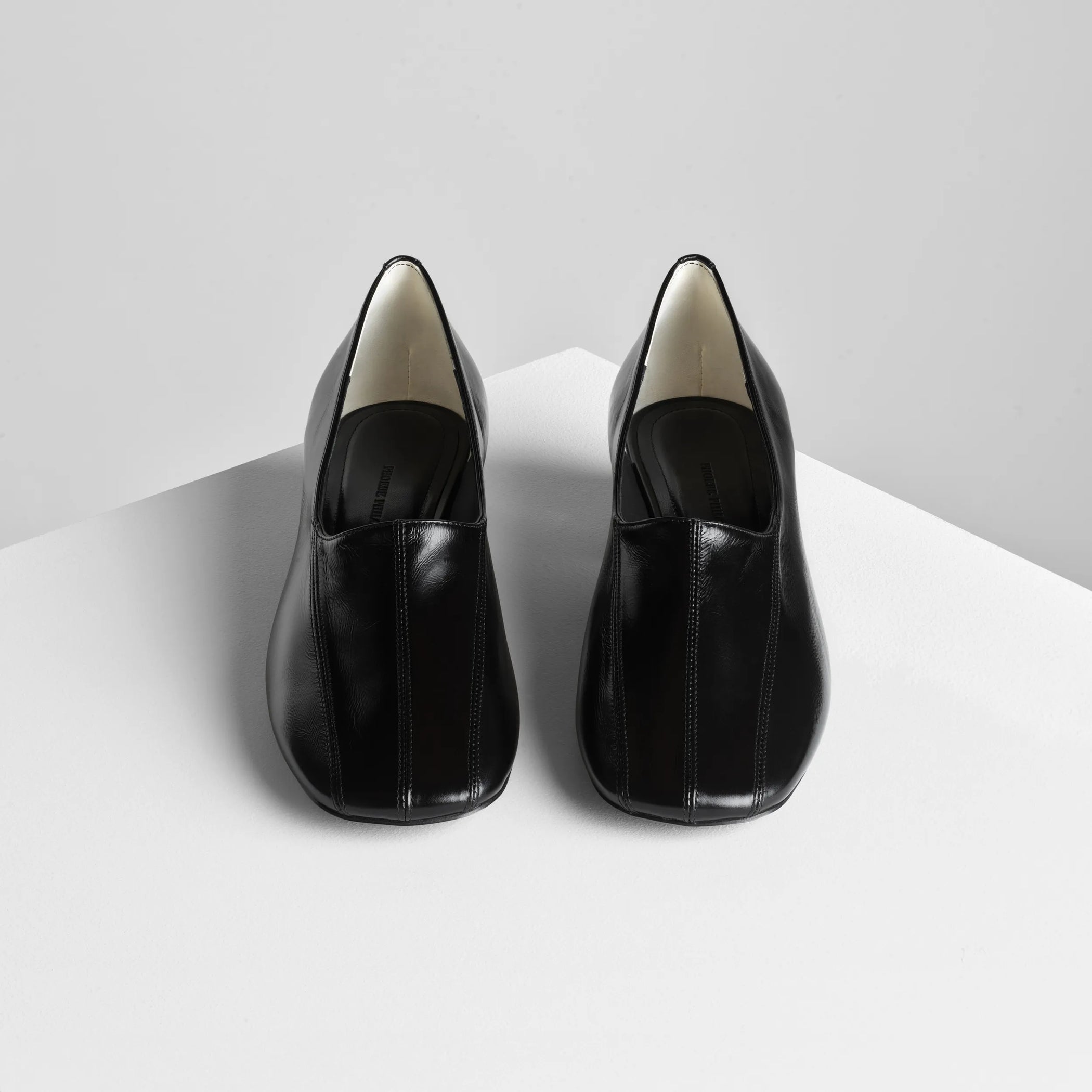 CLUB SLIPPER | black shiny leather