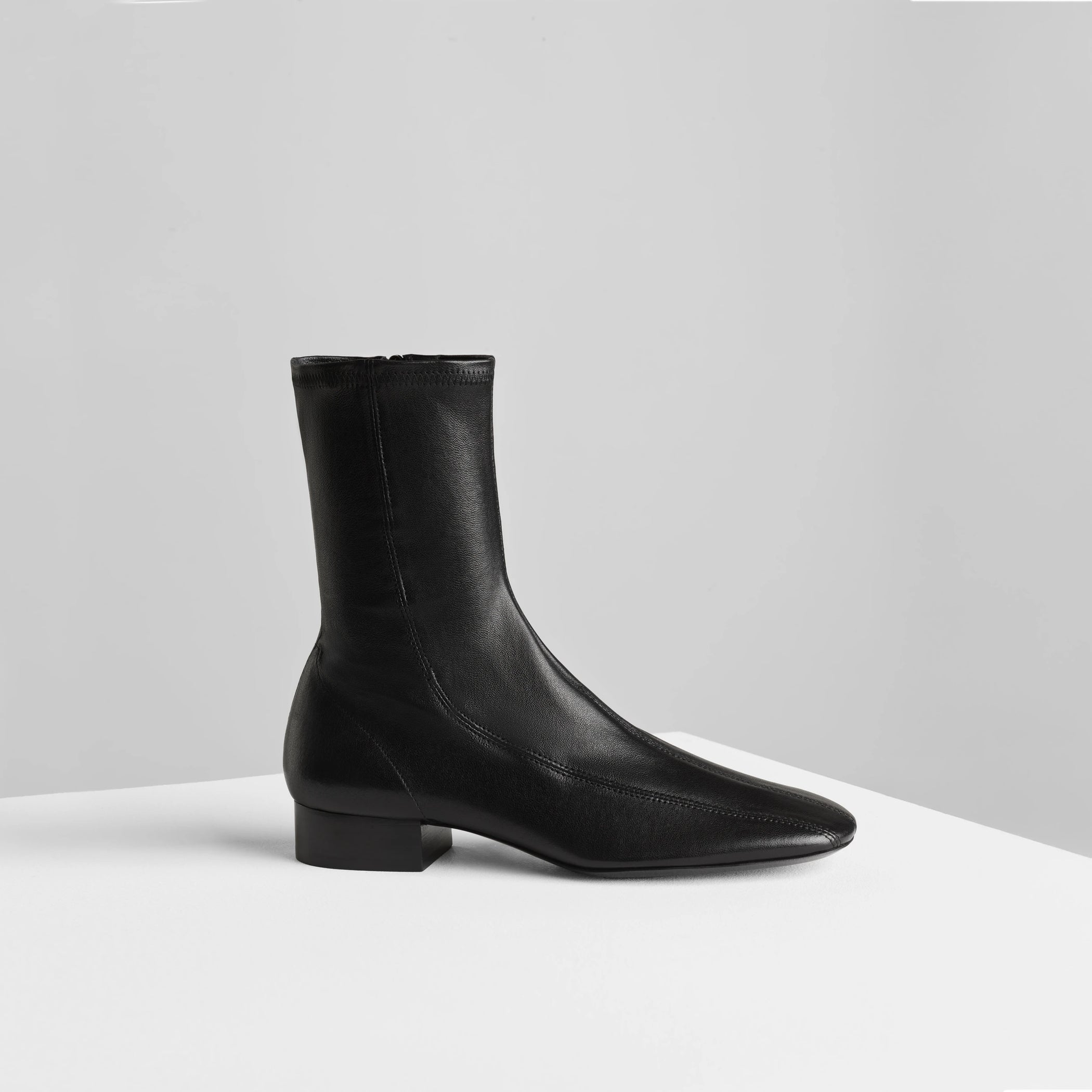 Side view of club boot 30 in black stretch nappa leather.