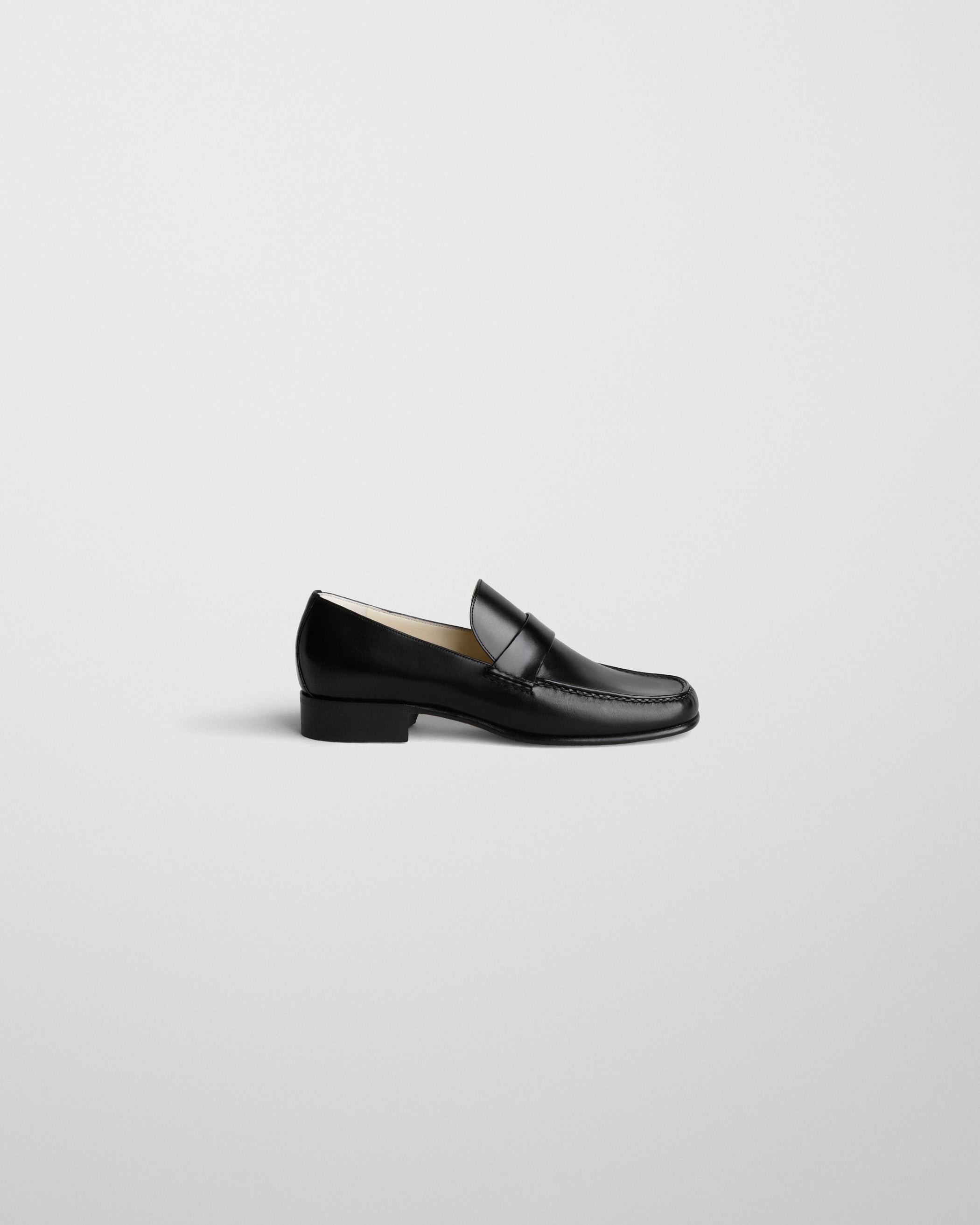 Side view of MAN'S LOAFER in black leather