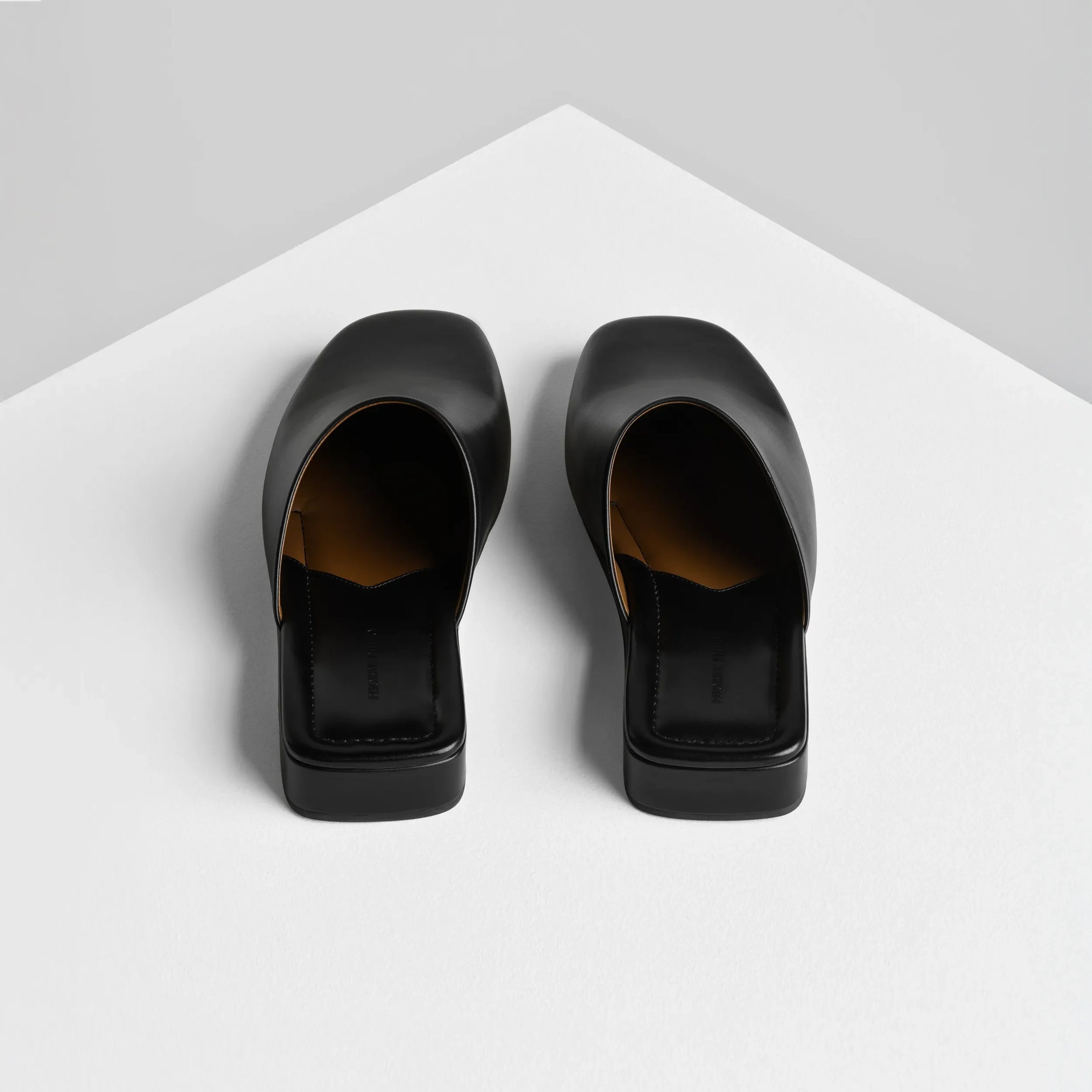 Back view of robe slide in black leather.