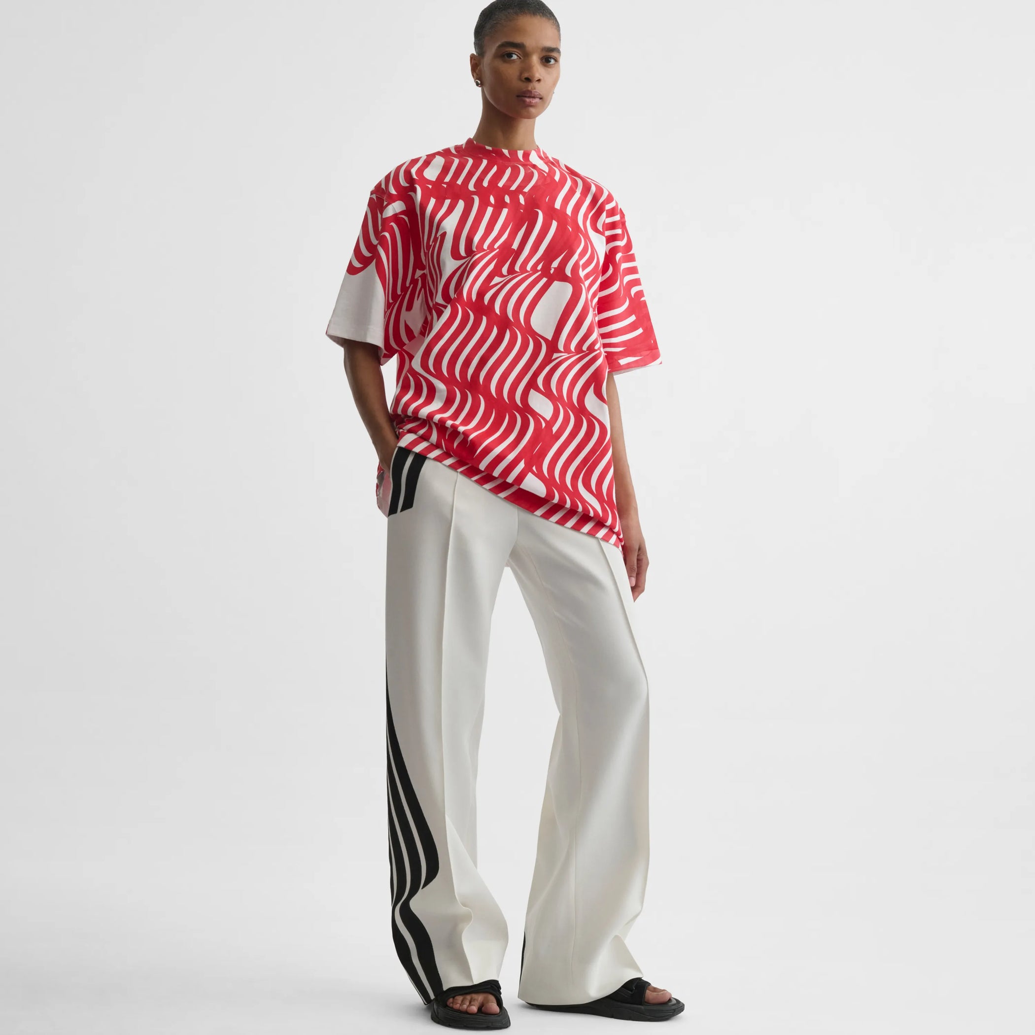 Front view of wave trousers in black and white technical tailoring