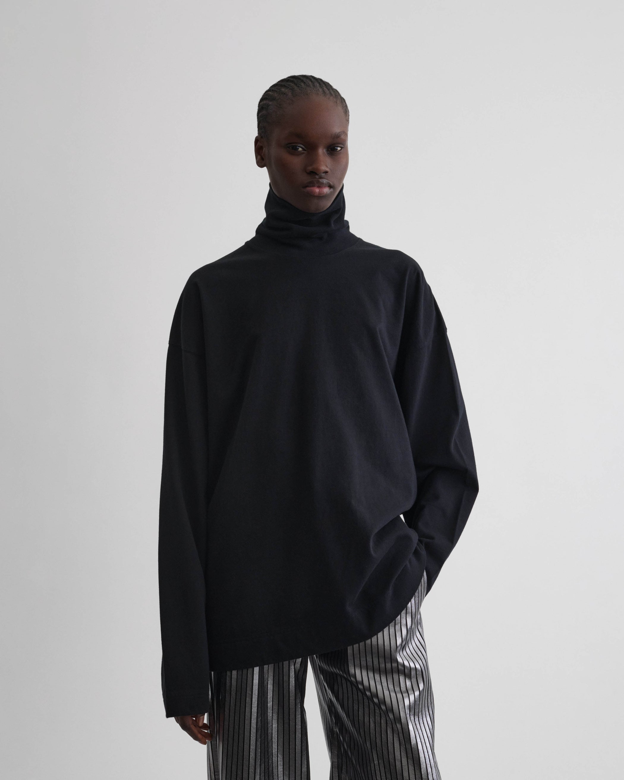 Front view of model wearing RELAXED LONG SLEEVE JERSEY in black cotton jersey