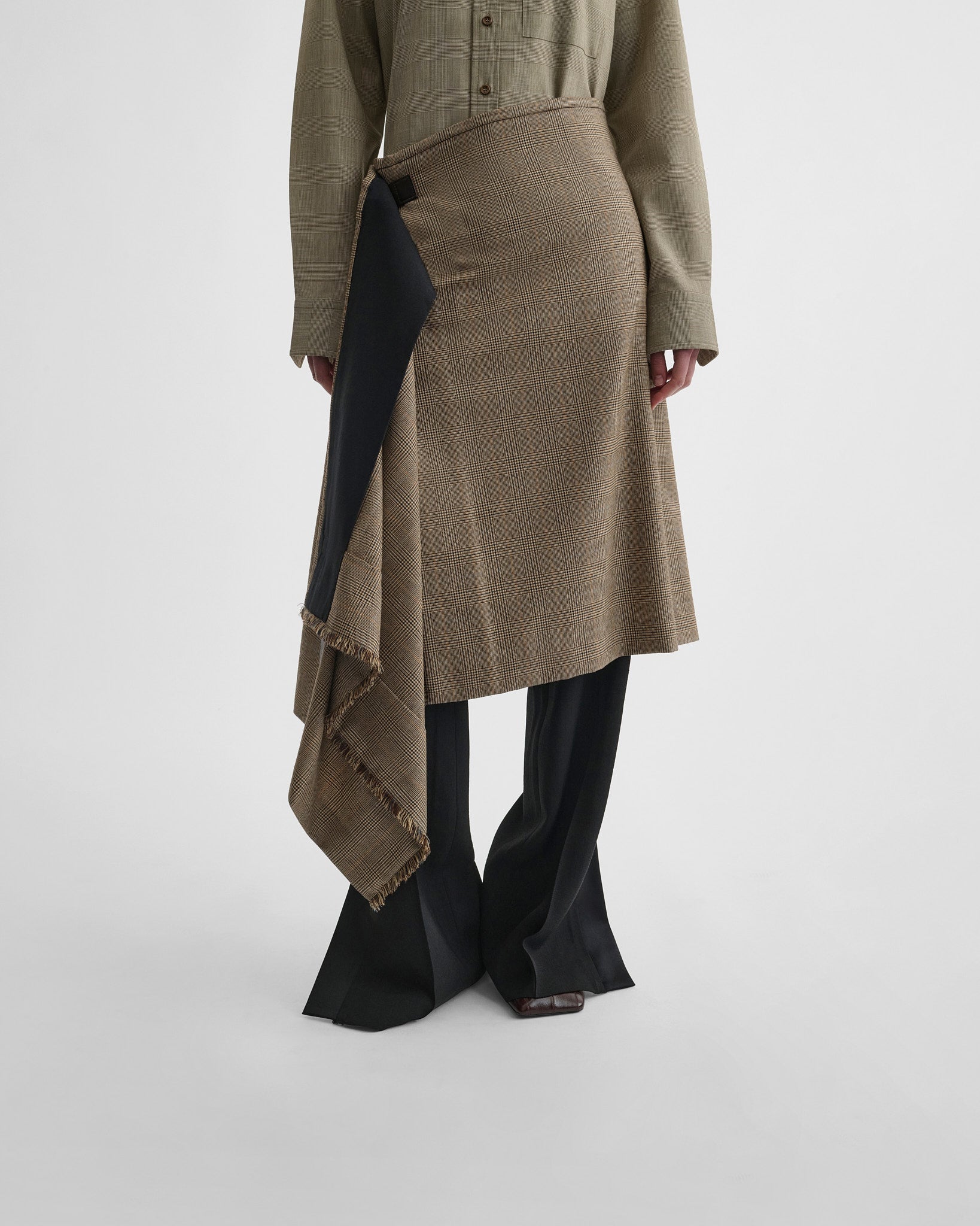Front view of kilt in tobacco wool