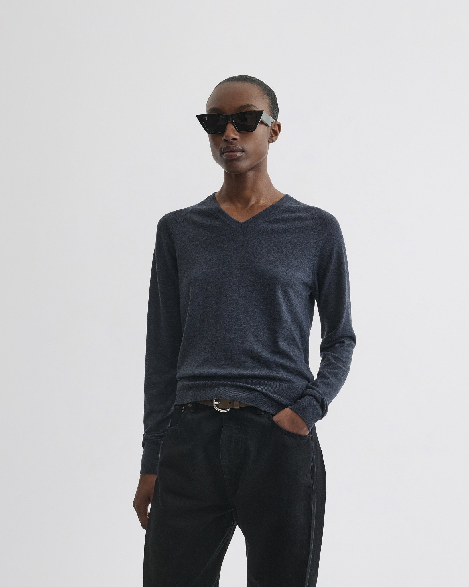 Front view of model wearing shrunk v-neck in dark blue melange wool