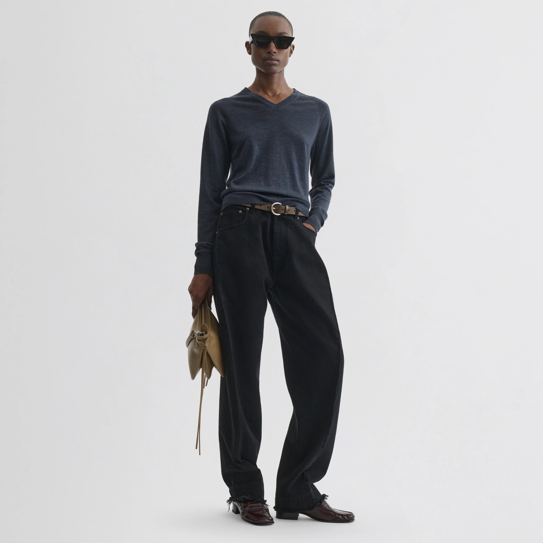 Front view of model wearing shrunk v-neck in dark blue melange wool.