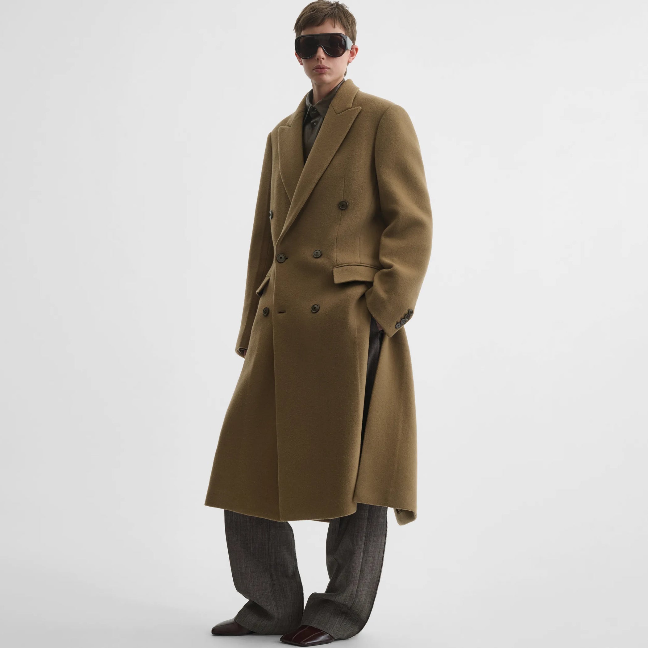 Side view of man&#39;s coat in tobacco cashmere