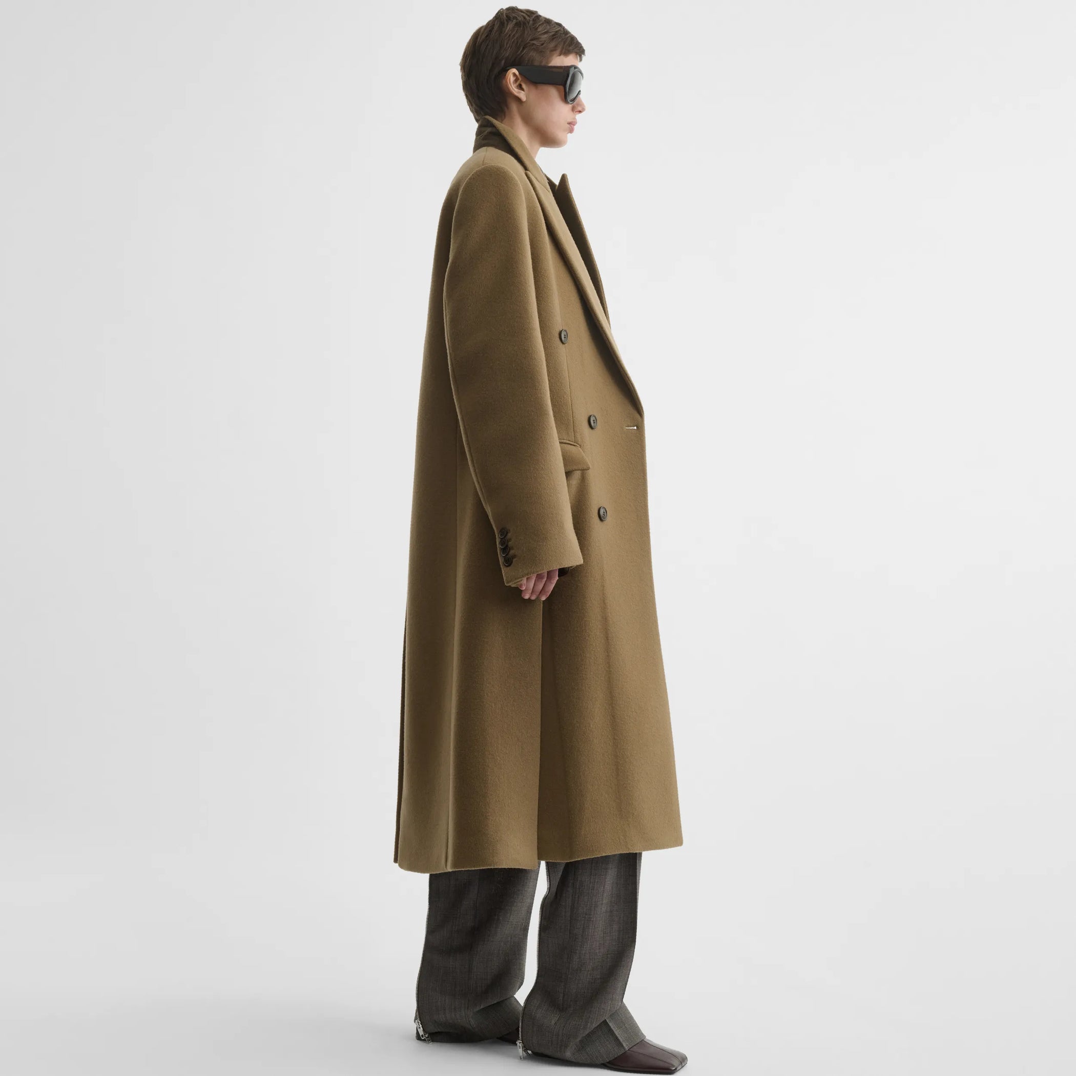 Side view of man&#39;s coat in tobacco cashmere