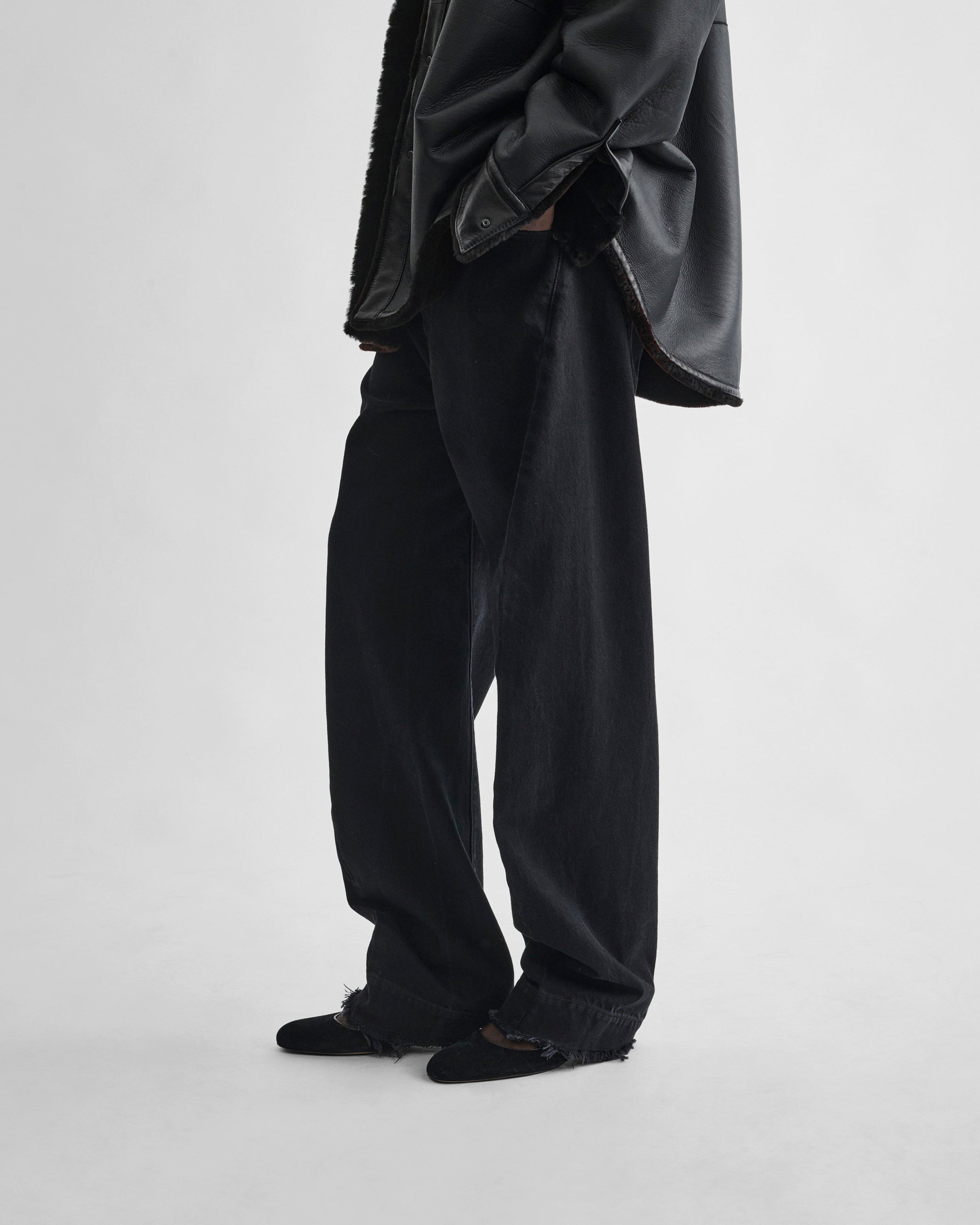 Side view of ARCH JEANS in black cotton