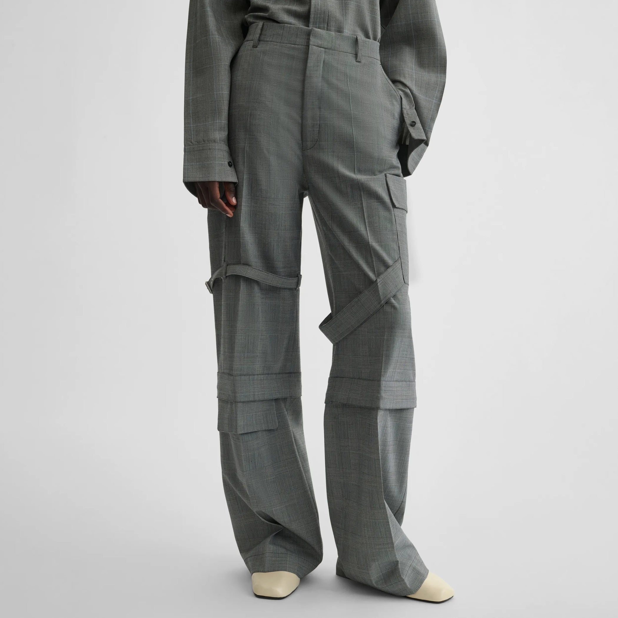 Front view of zip cargo trouser in anthracite wool