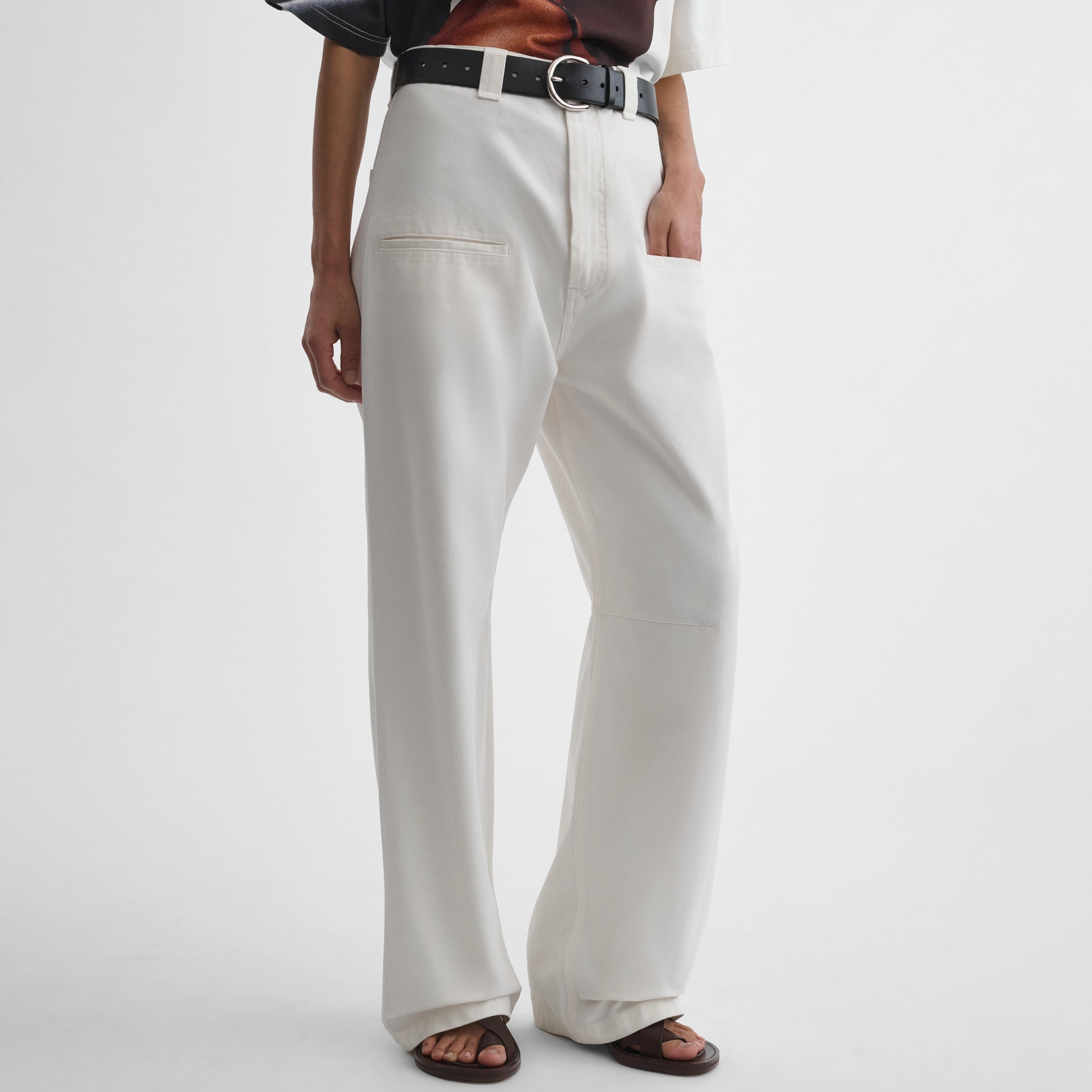 Front view of the model wearing the slouch jeans in off white