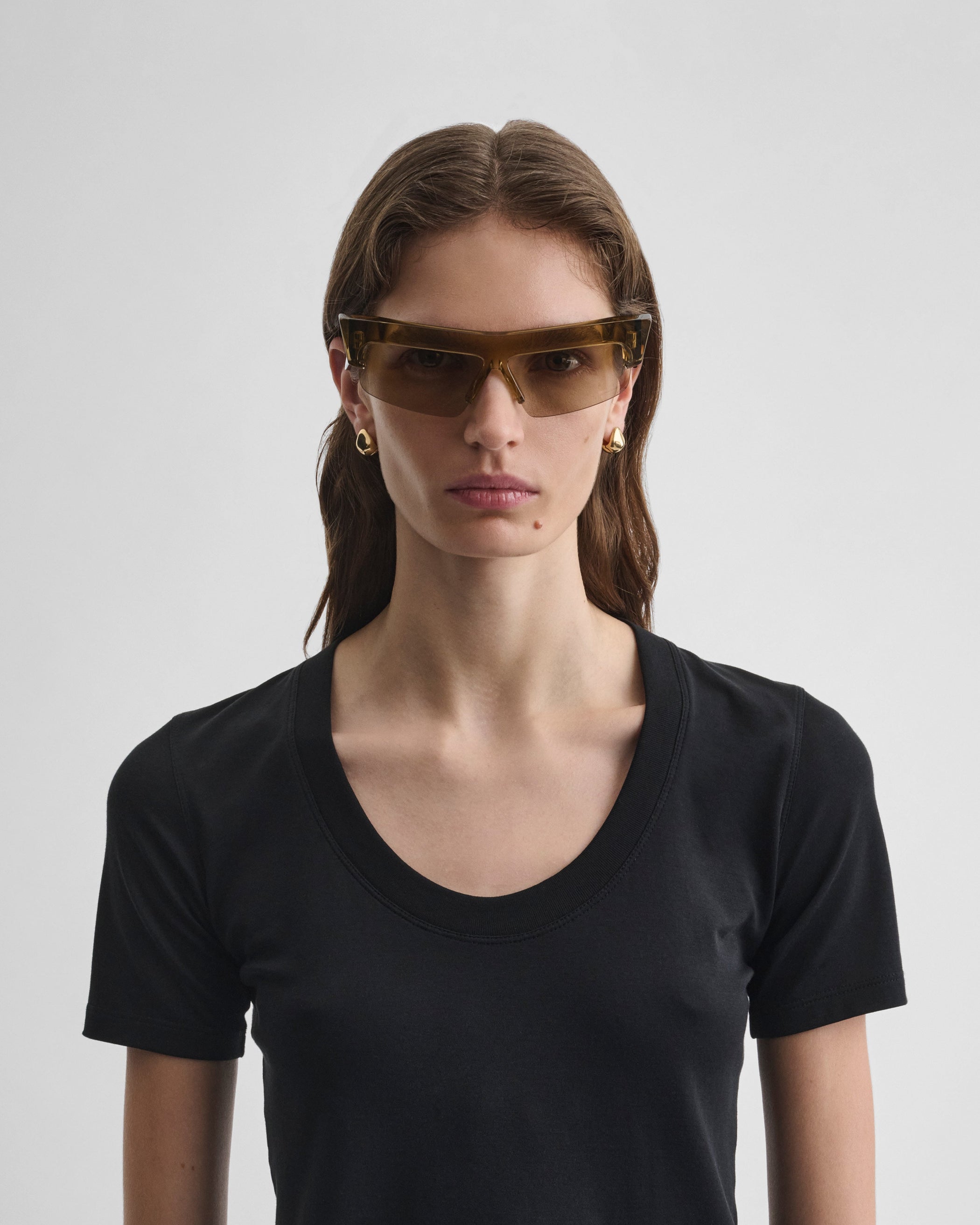 Front view of model wearing SLICED CRUISE SUNGLASSES in light khaki acetate